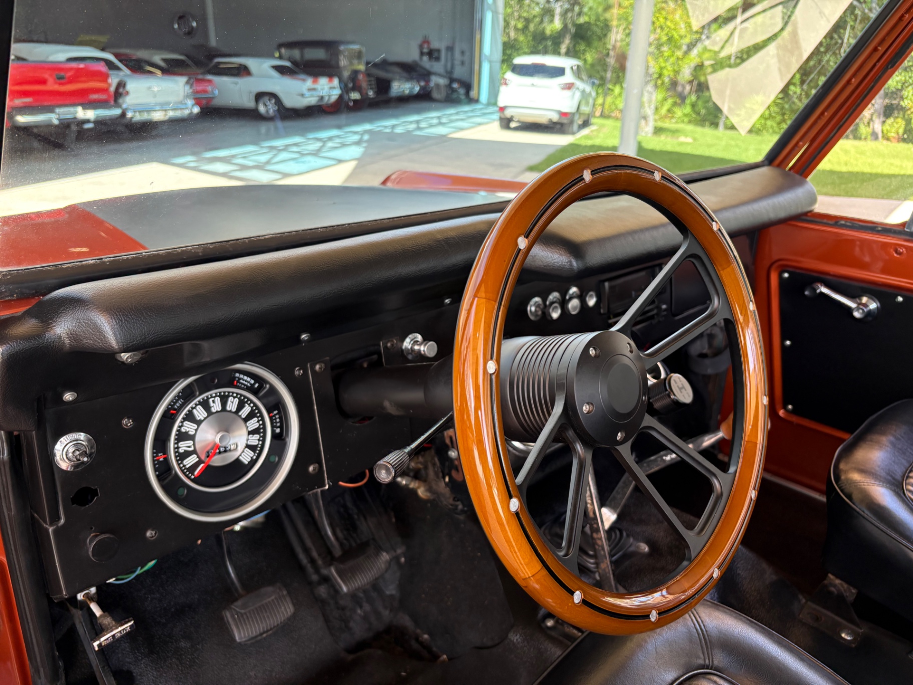 Vehicle photo 30