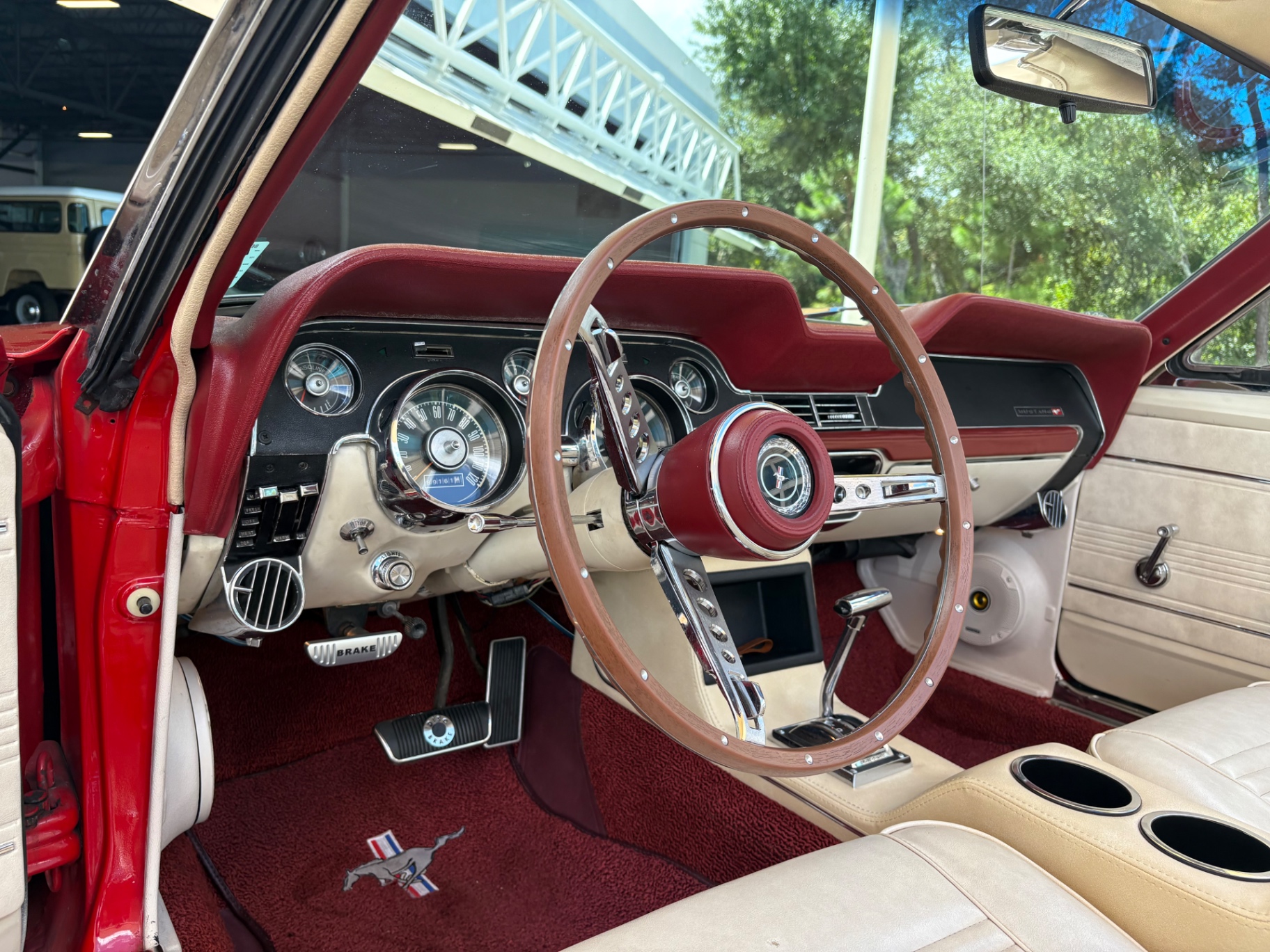 Vehicle photo 37