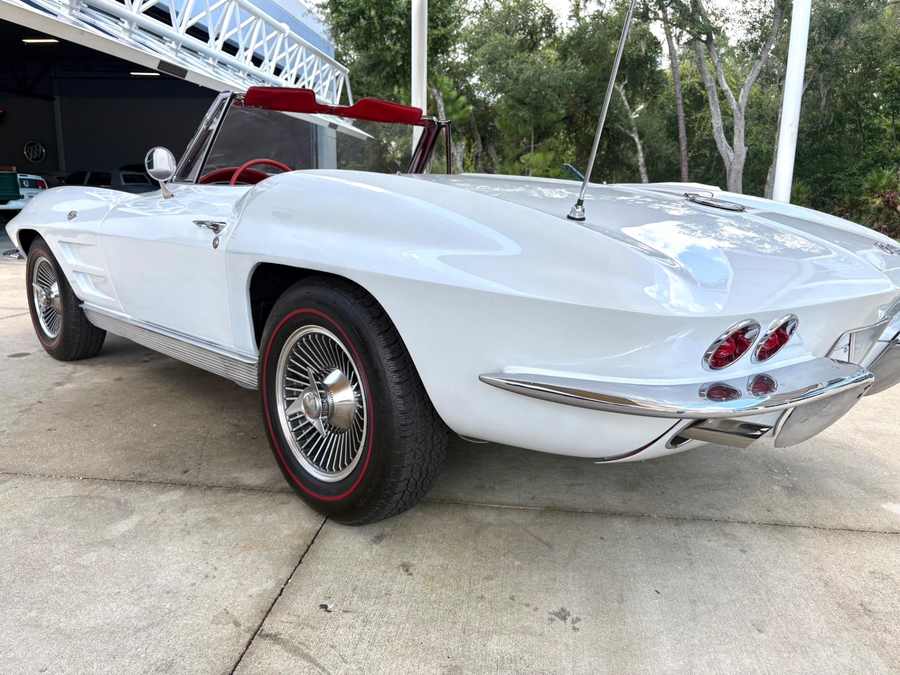 Vehicle photo 15