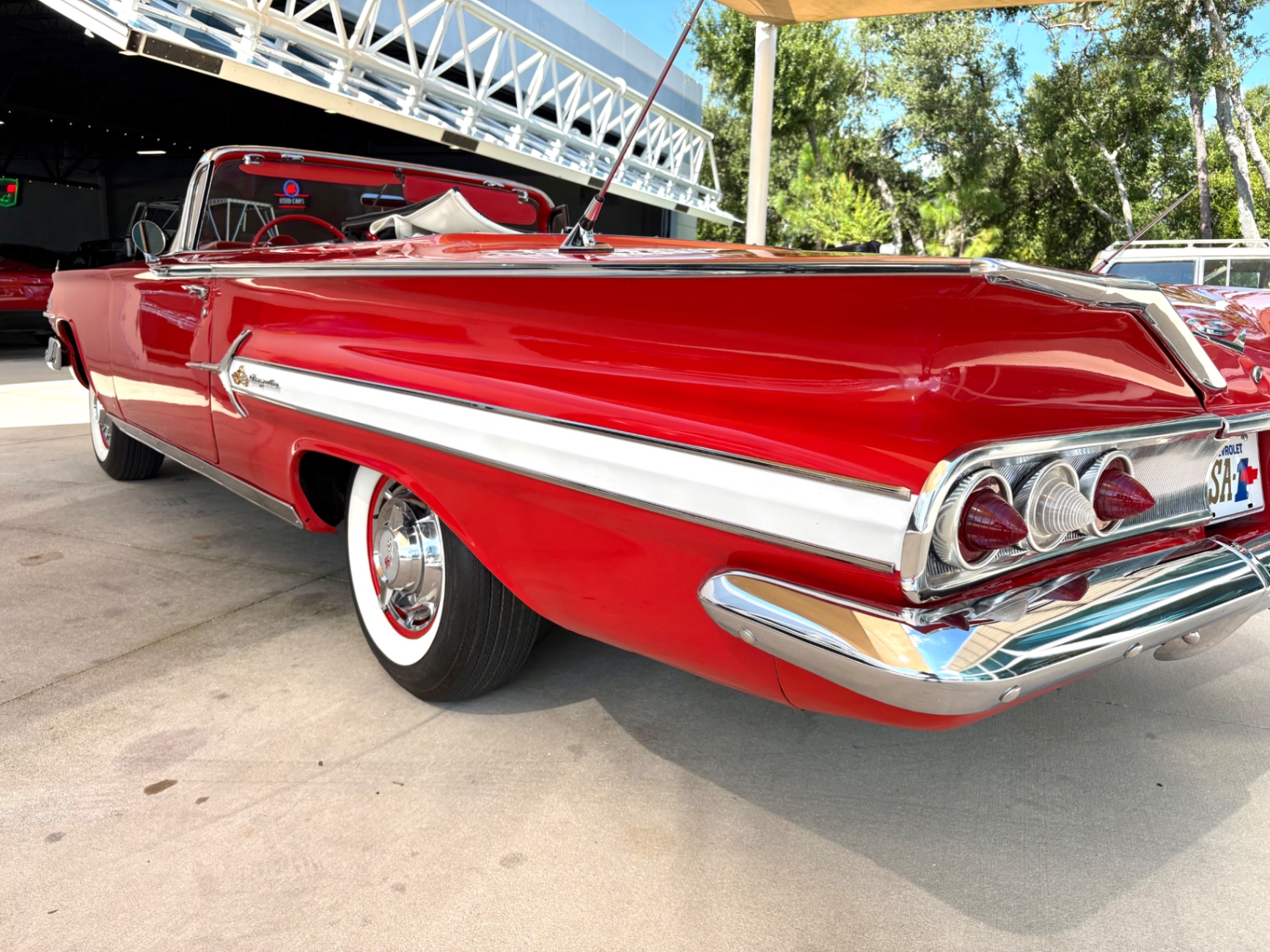 Vehicle photo 13