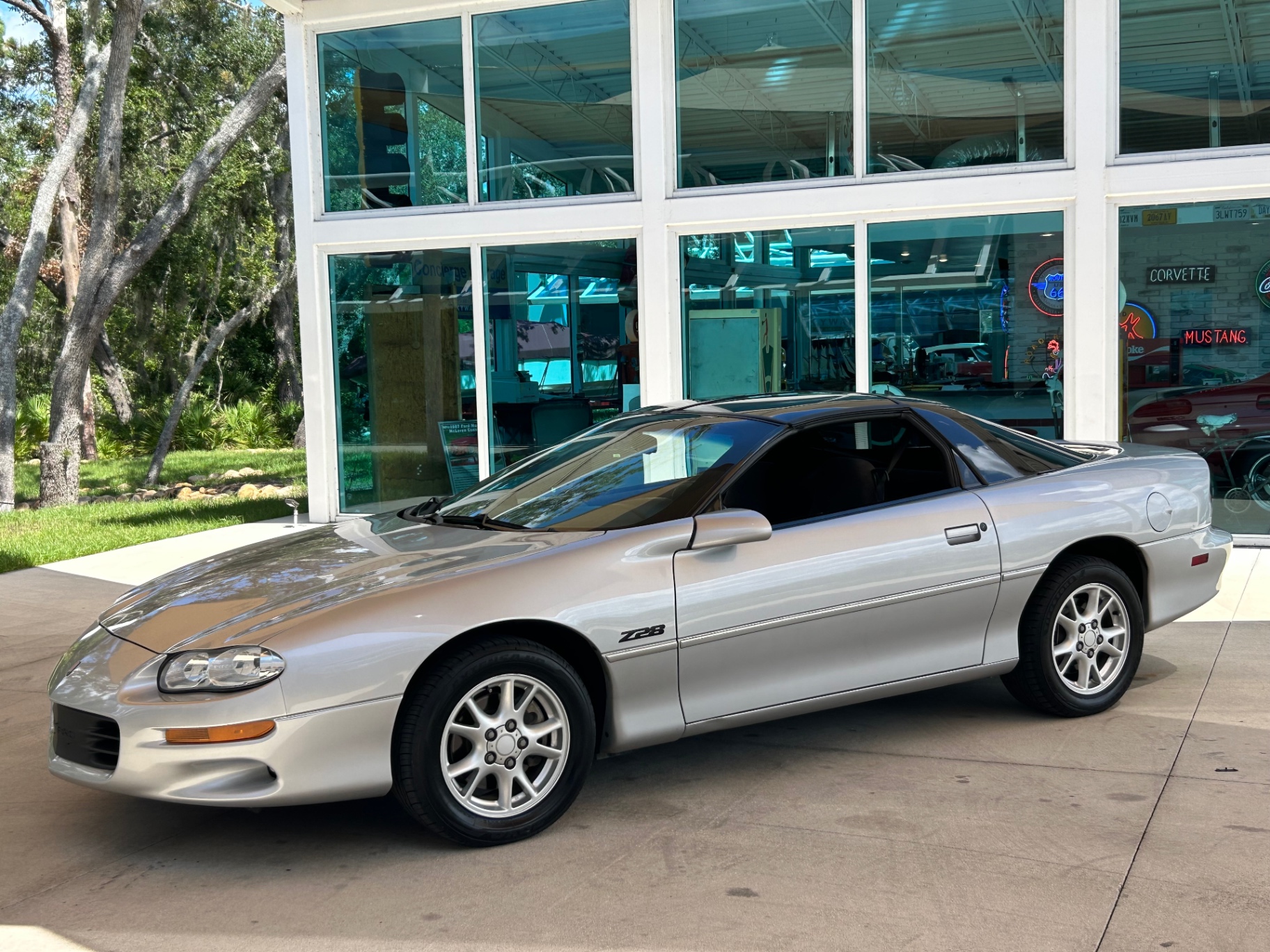 Vehicle photo 12