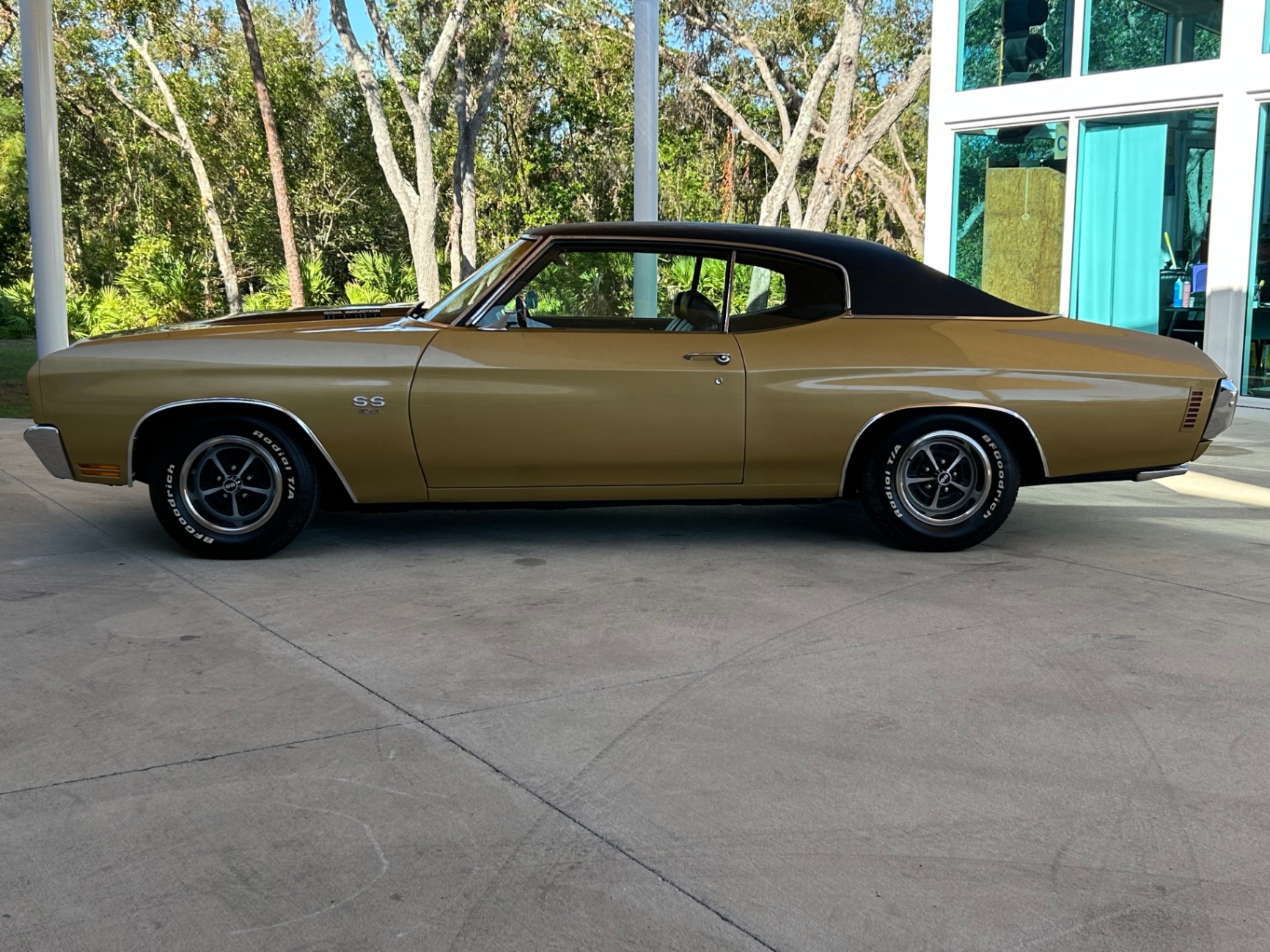 Vehicle photo 11