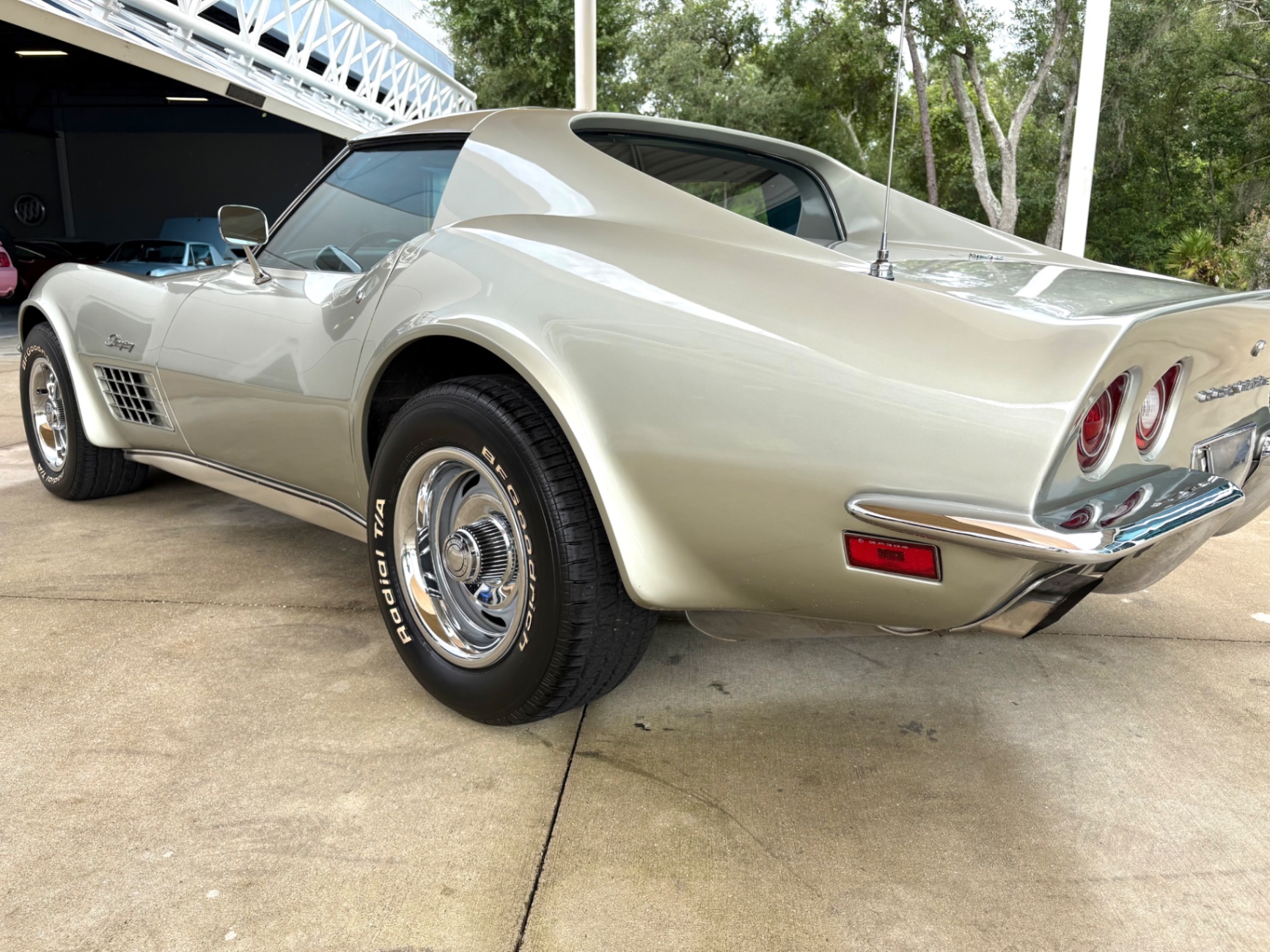 Vehicle photo 16
