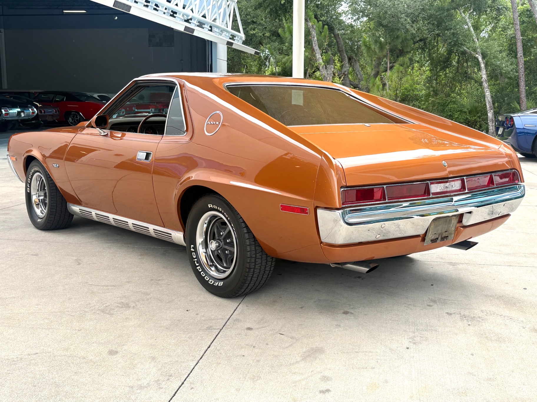 Vehicle photo 9