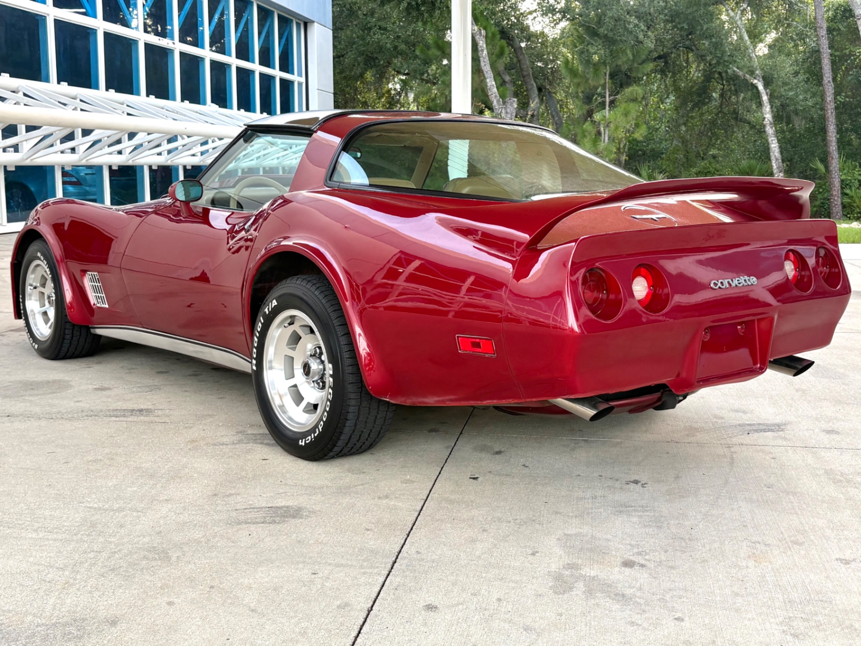 Vehicle photo 9