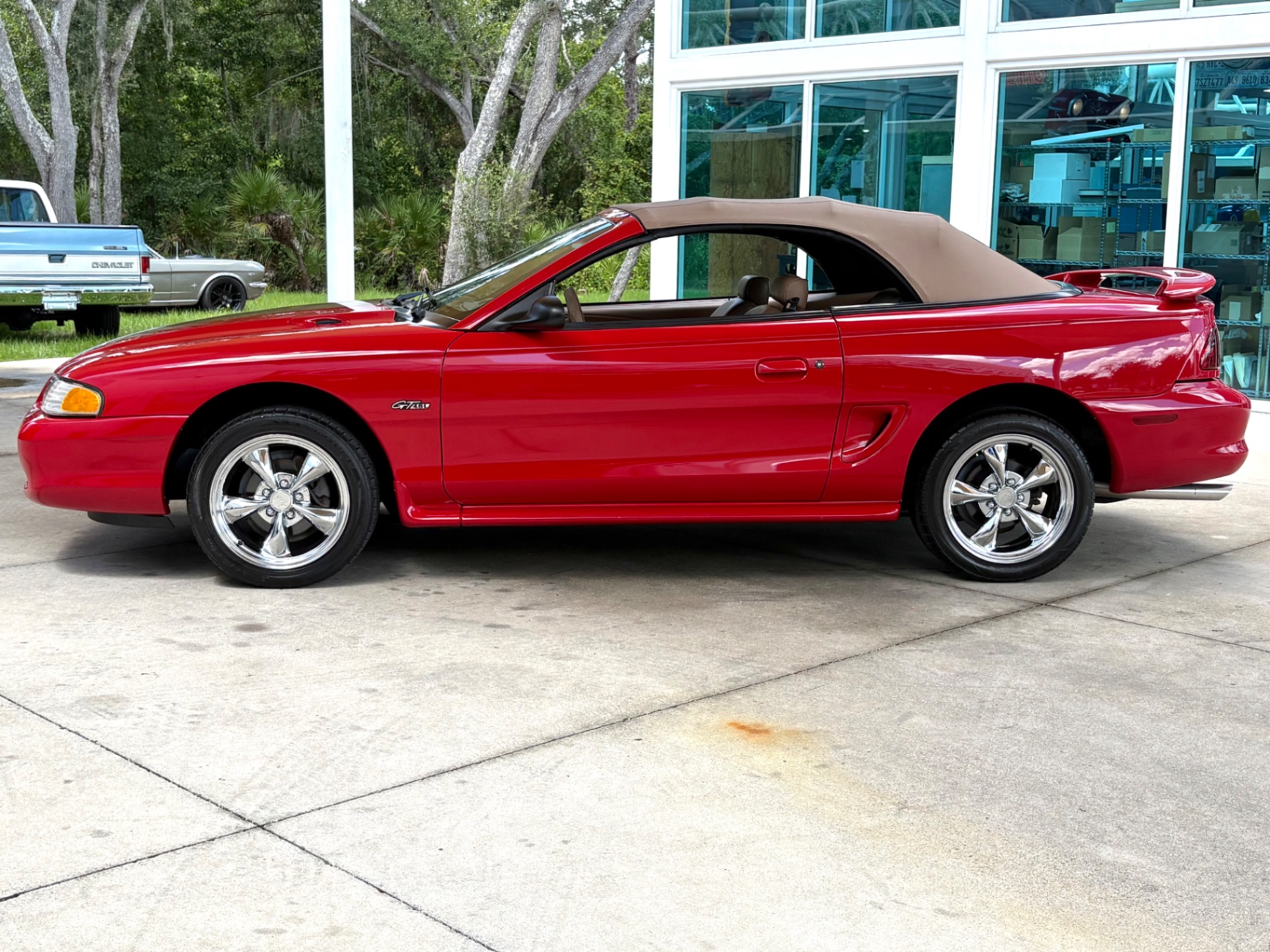 Vehicle photo 24