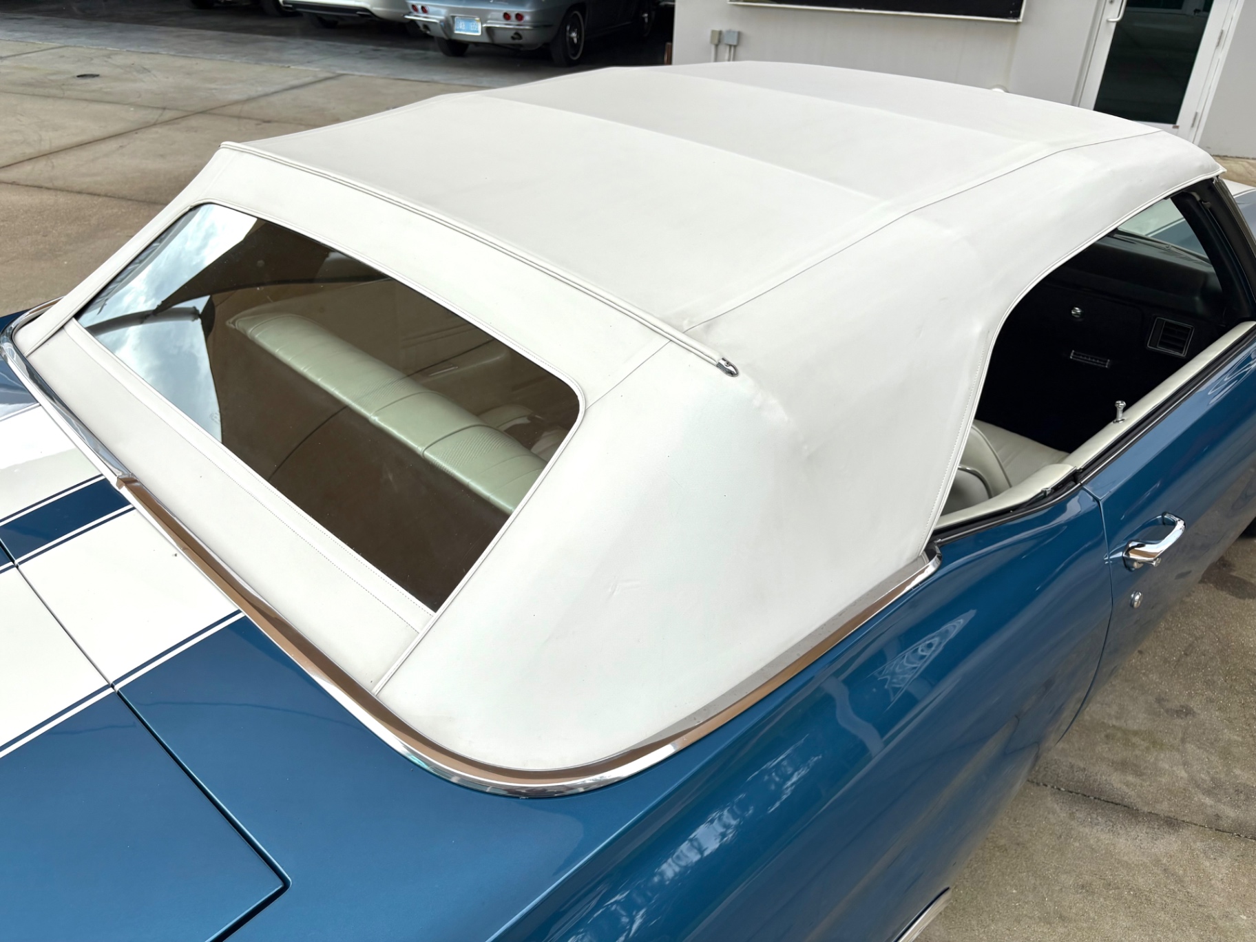 Vehicle photo 23