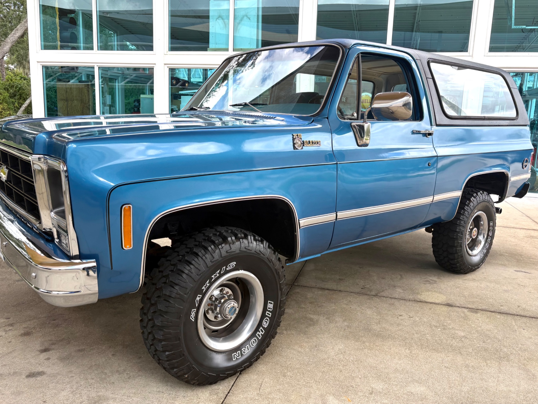Vehicle photo 11