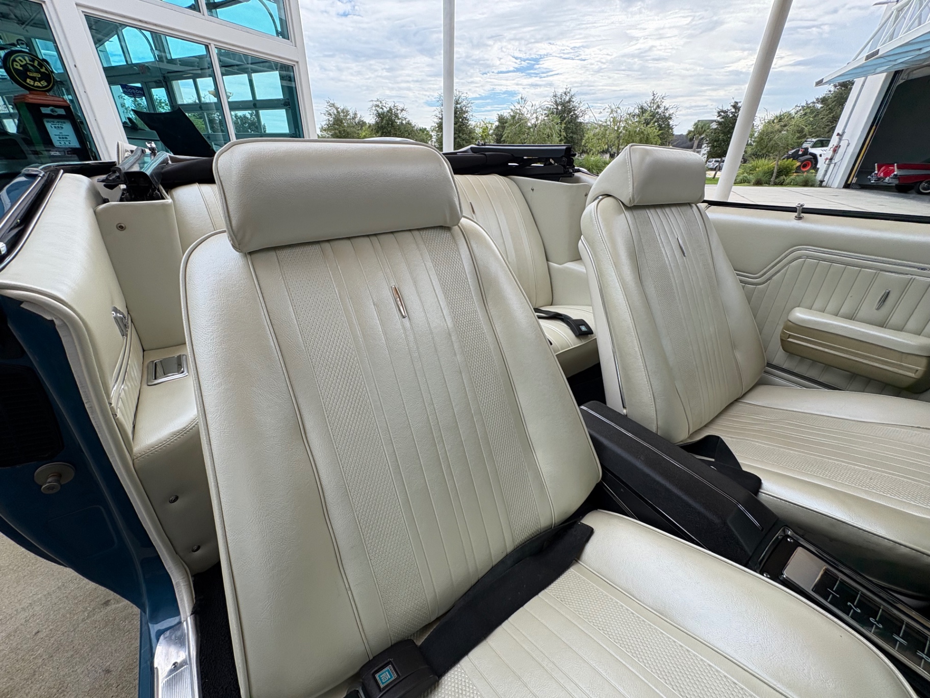 Vehicle photo 45