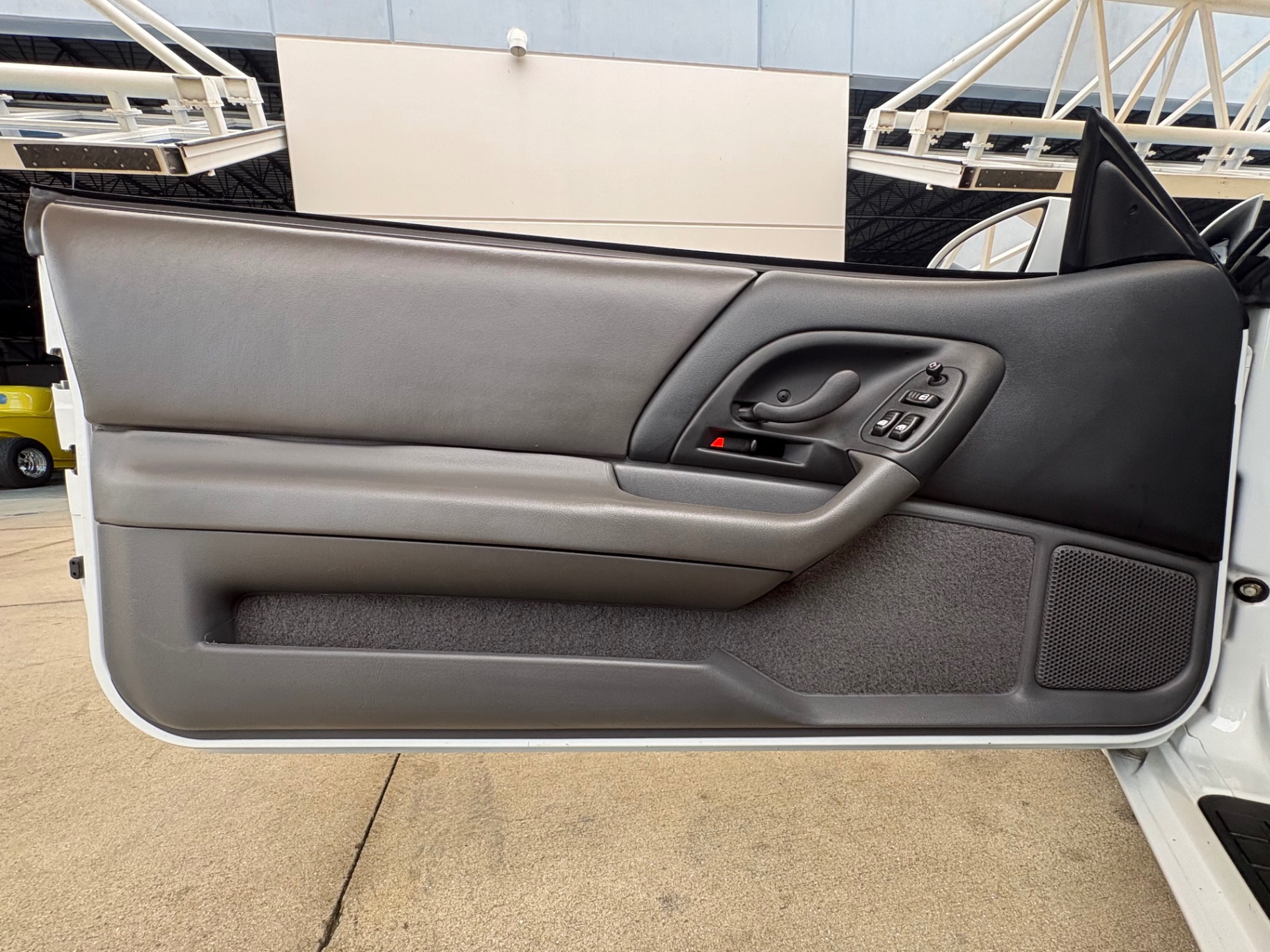 Vehicle photo 28