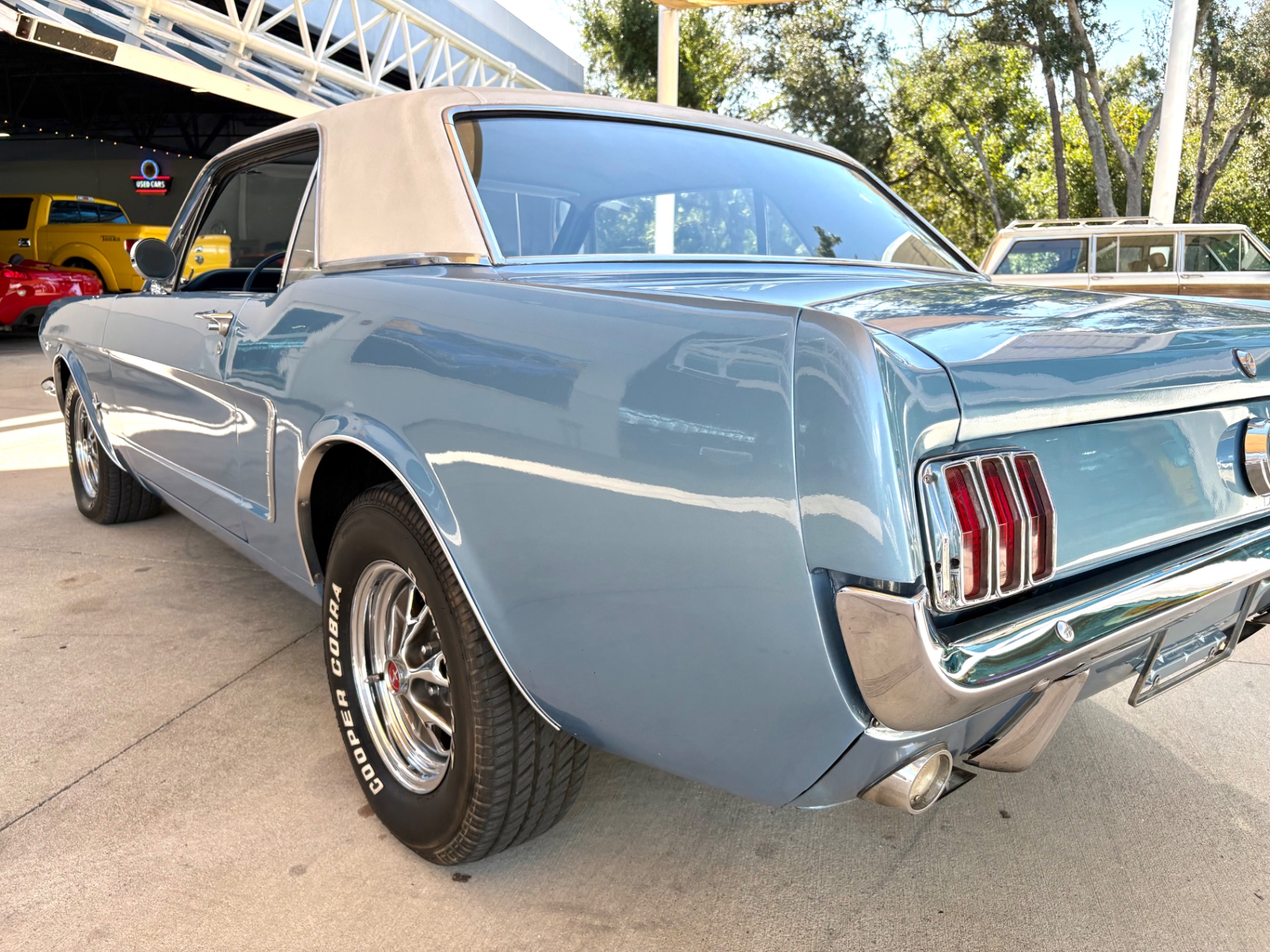 Vehicle photo 15