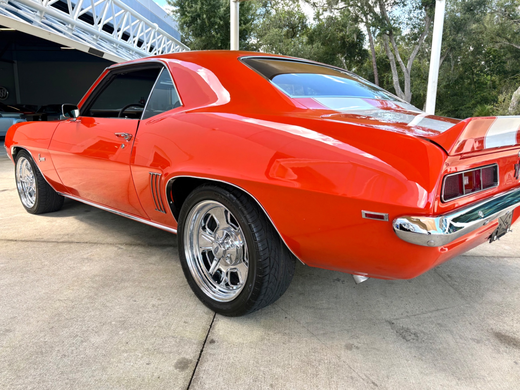 Vehicle photo 15