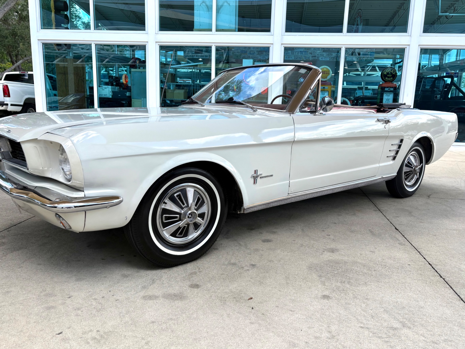 Vehicle photo 12
