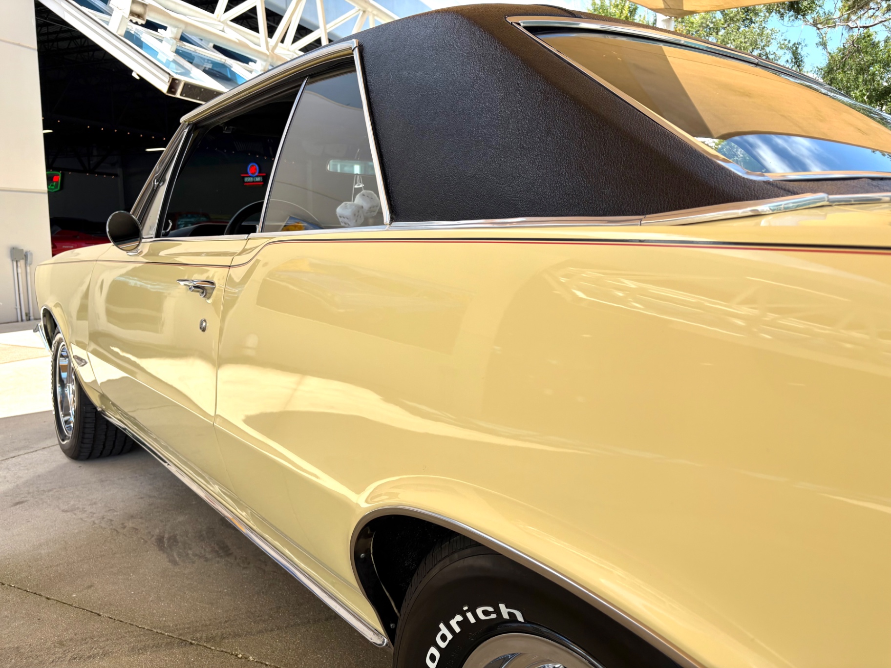 Vehicle photo 15