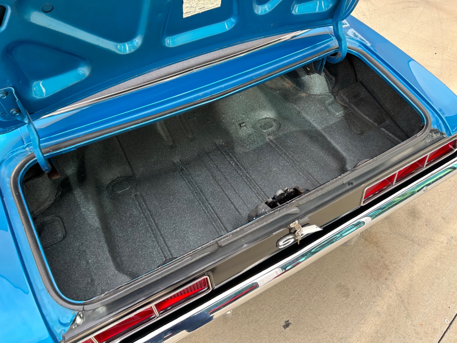 Vehicle photo 9