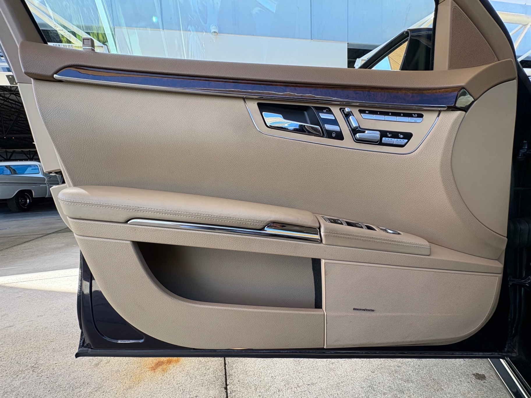 Vehicle photo 29