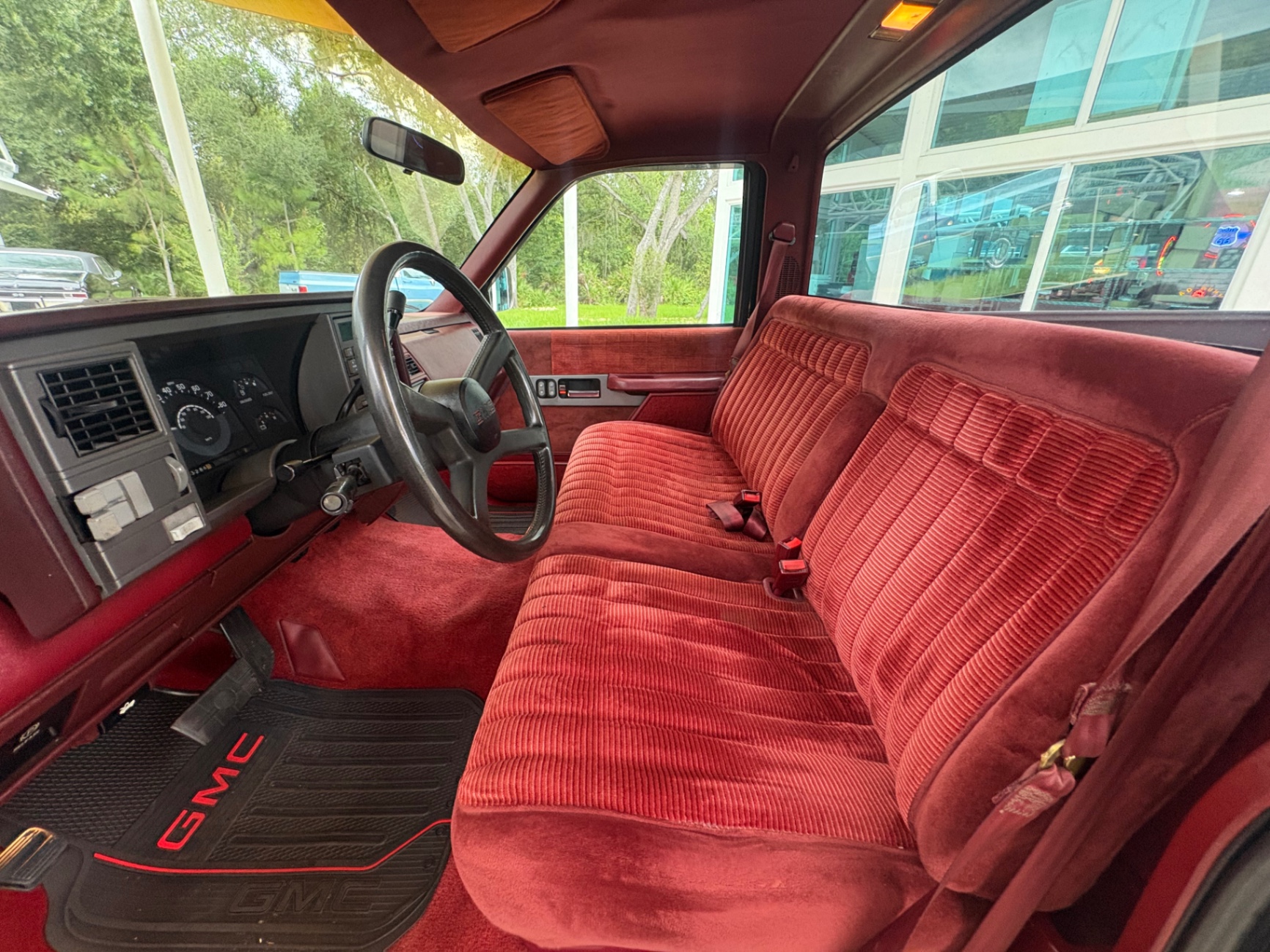 Vehicle photo 33