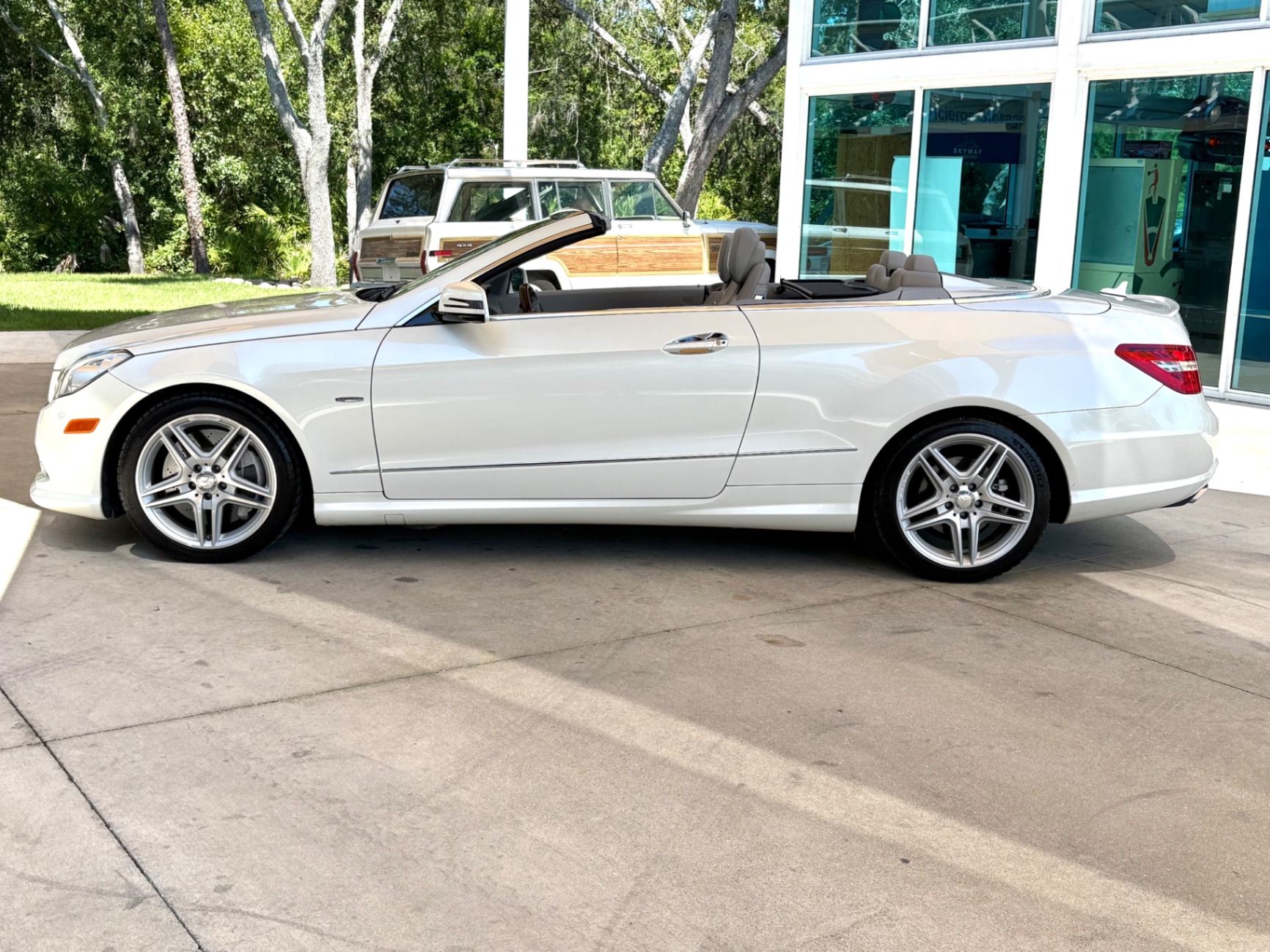 Vehicle photo 10