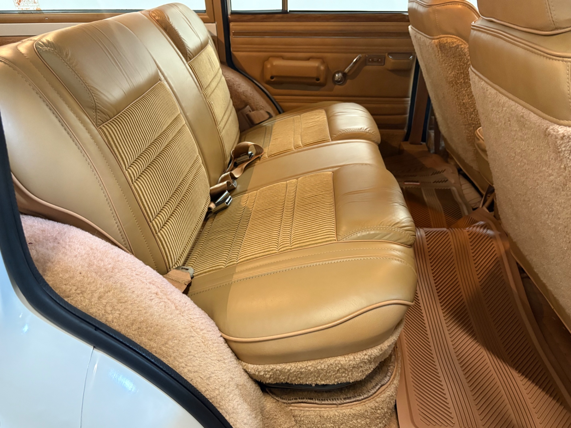 Vehicle photo 26