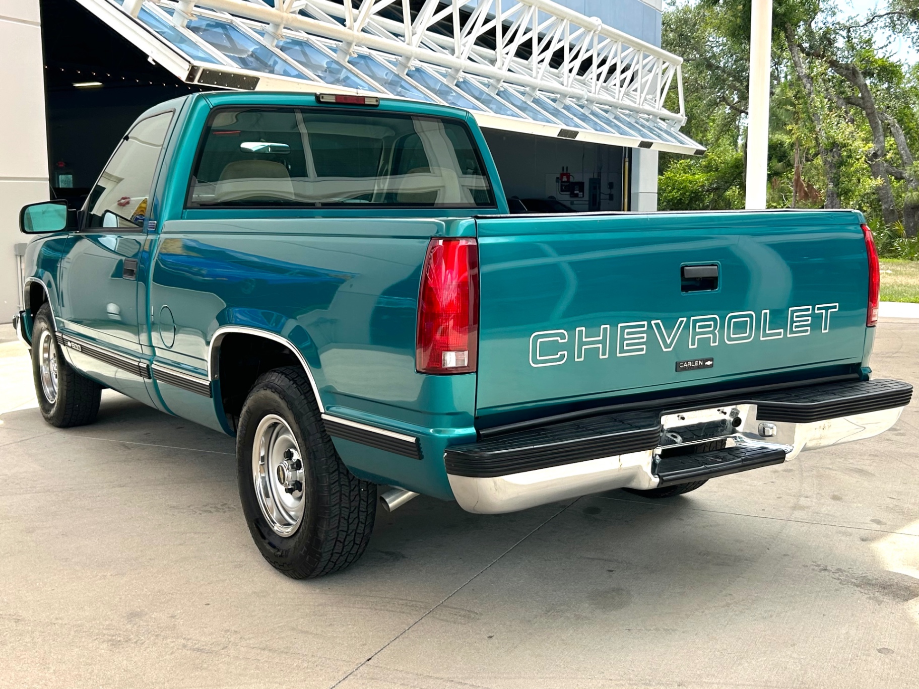 Vehicle photo 8