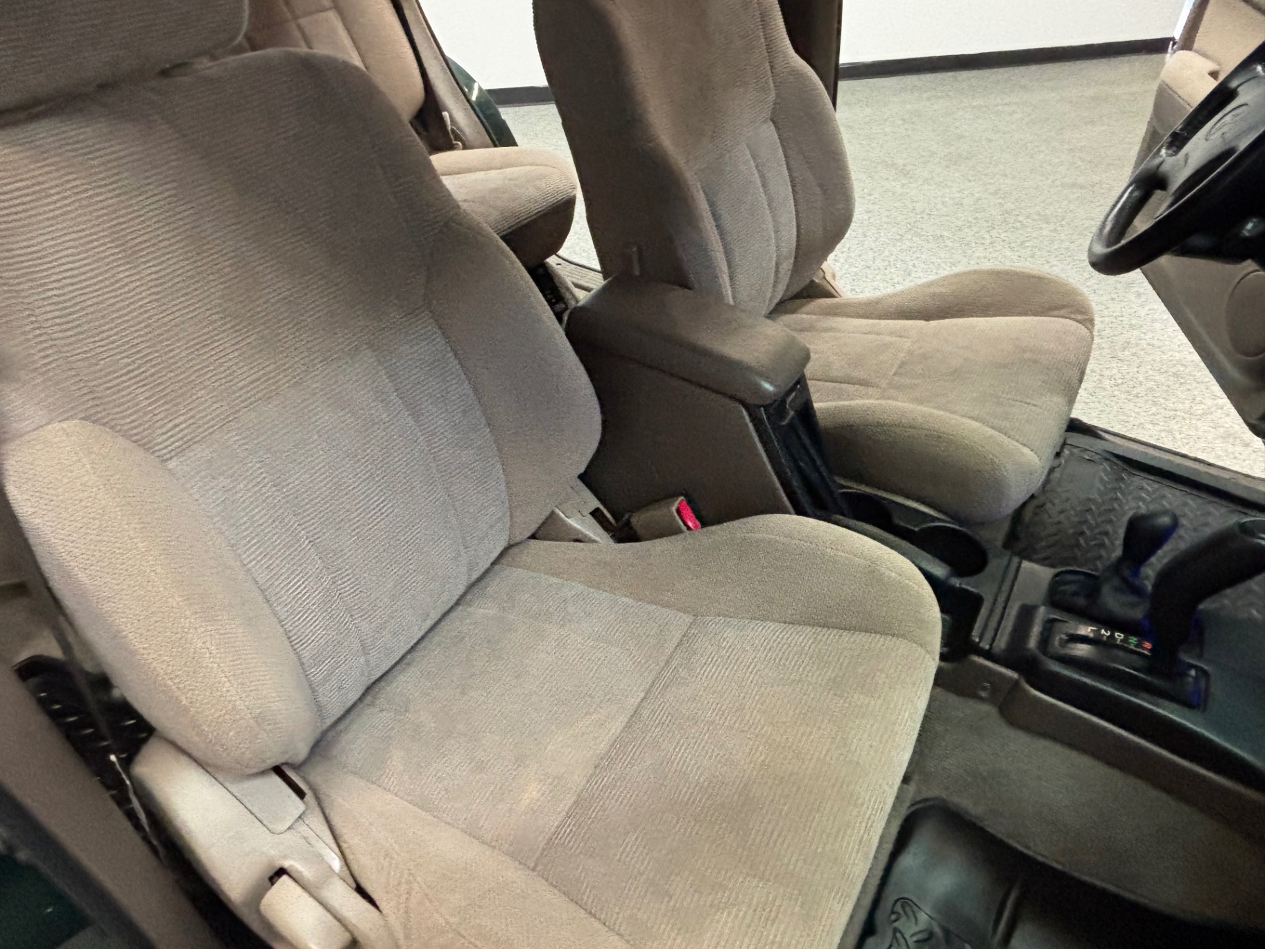 Vehicle photo 34