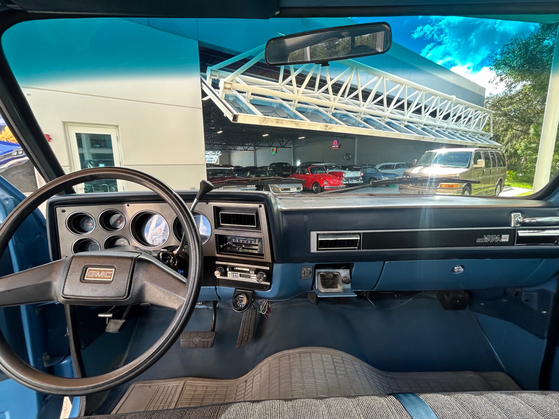 Vehicle photo 20