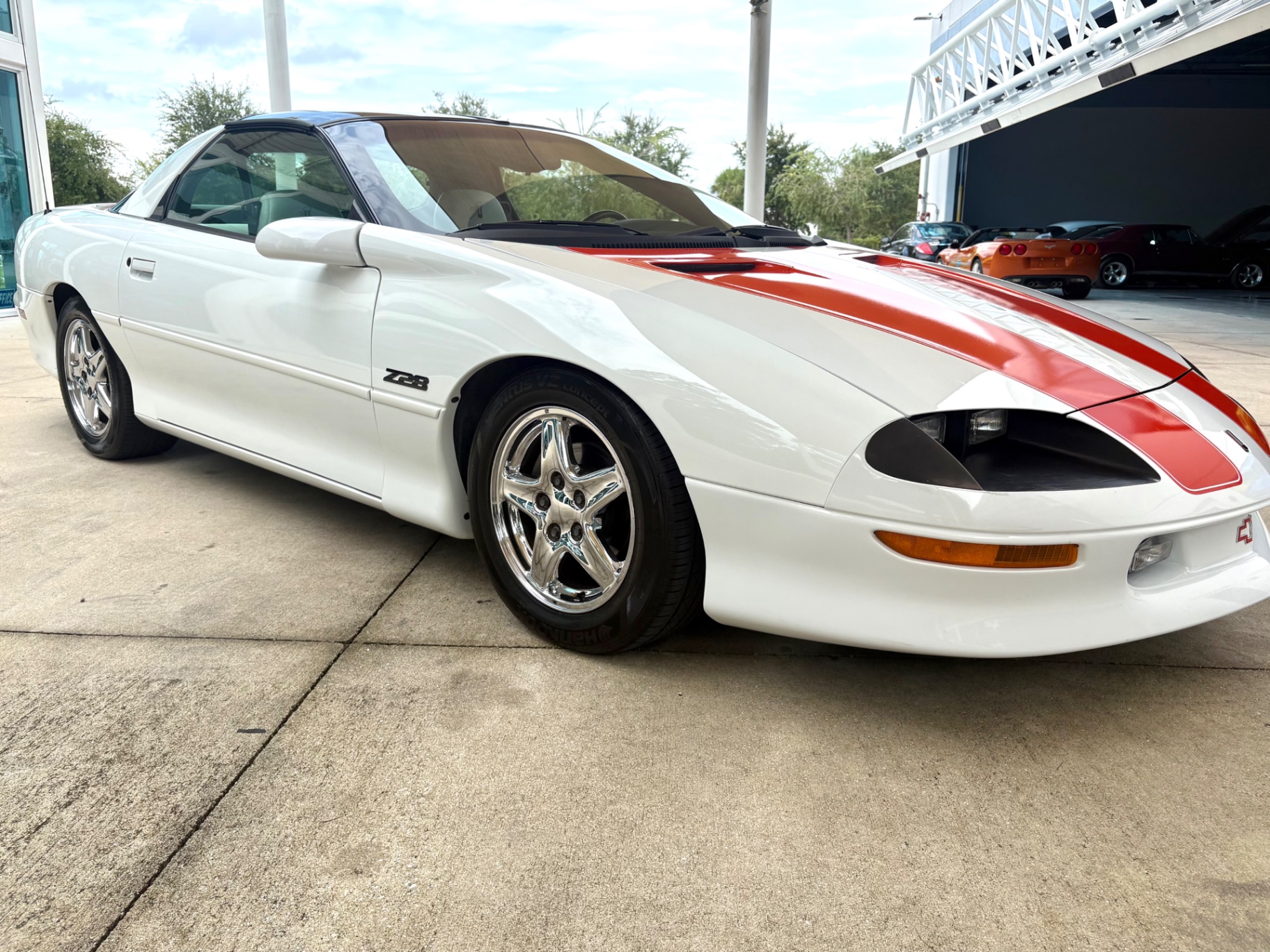 Vehicle photo 19