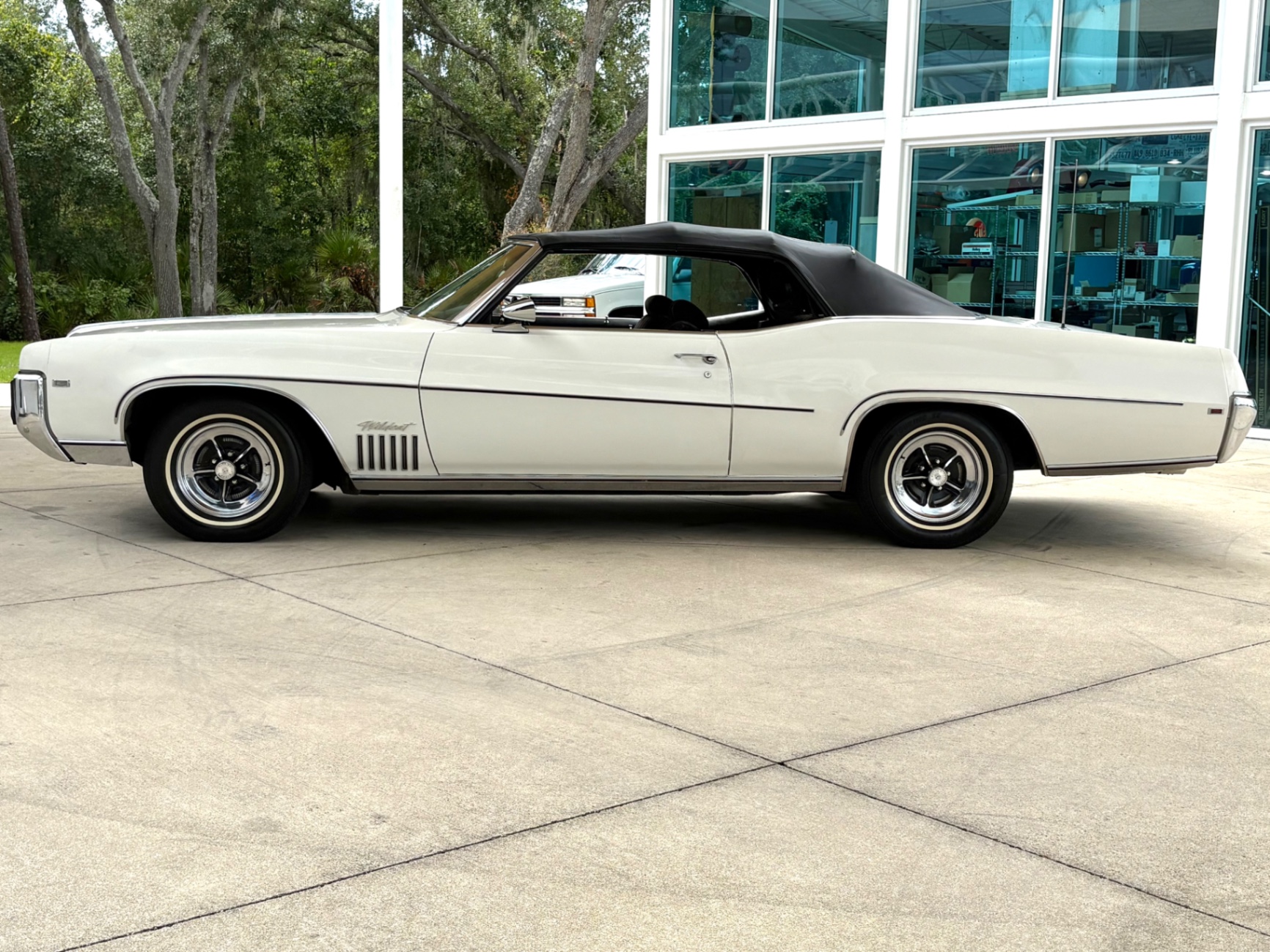 Vehicle photo 22