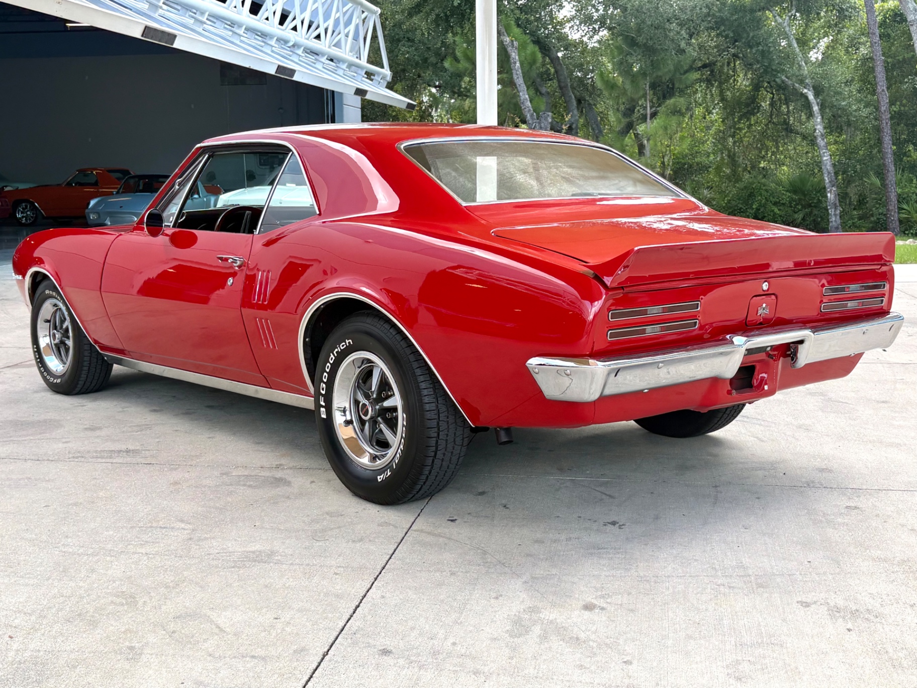 Vehicle photo 9