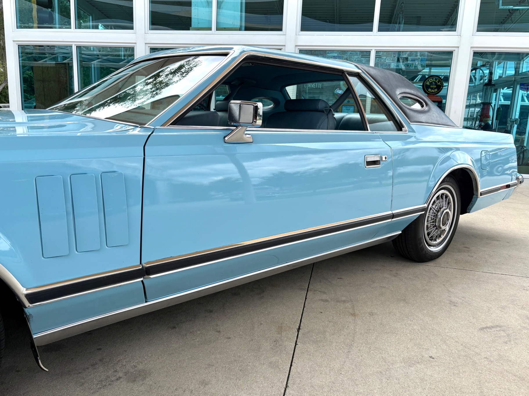 Vehicle photo 13