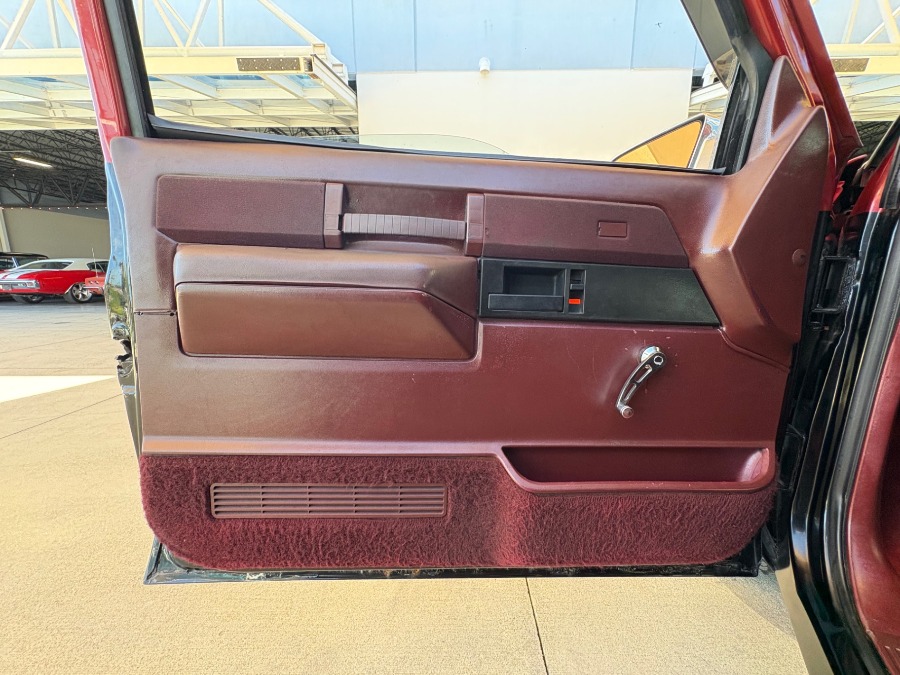 Vehicle photo 27