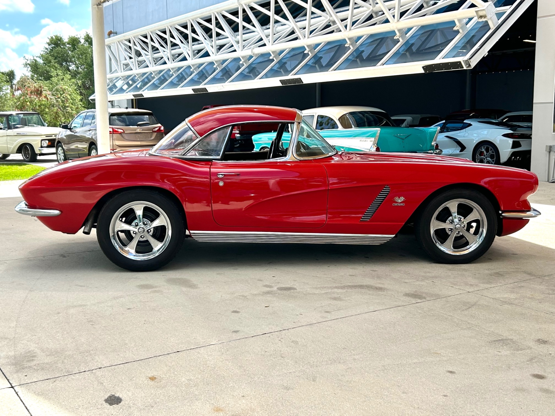 Vehicle photo 18