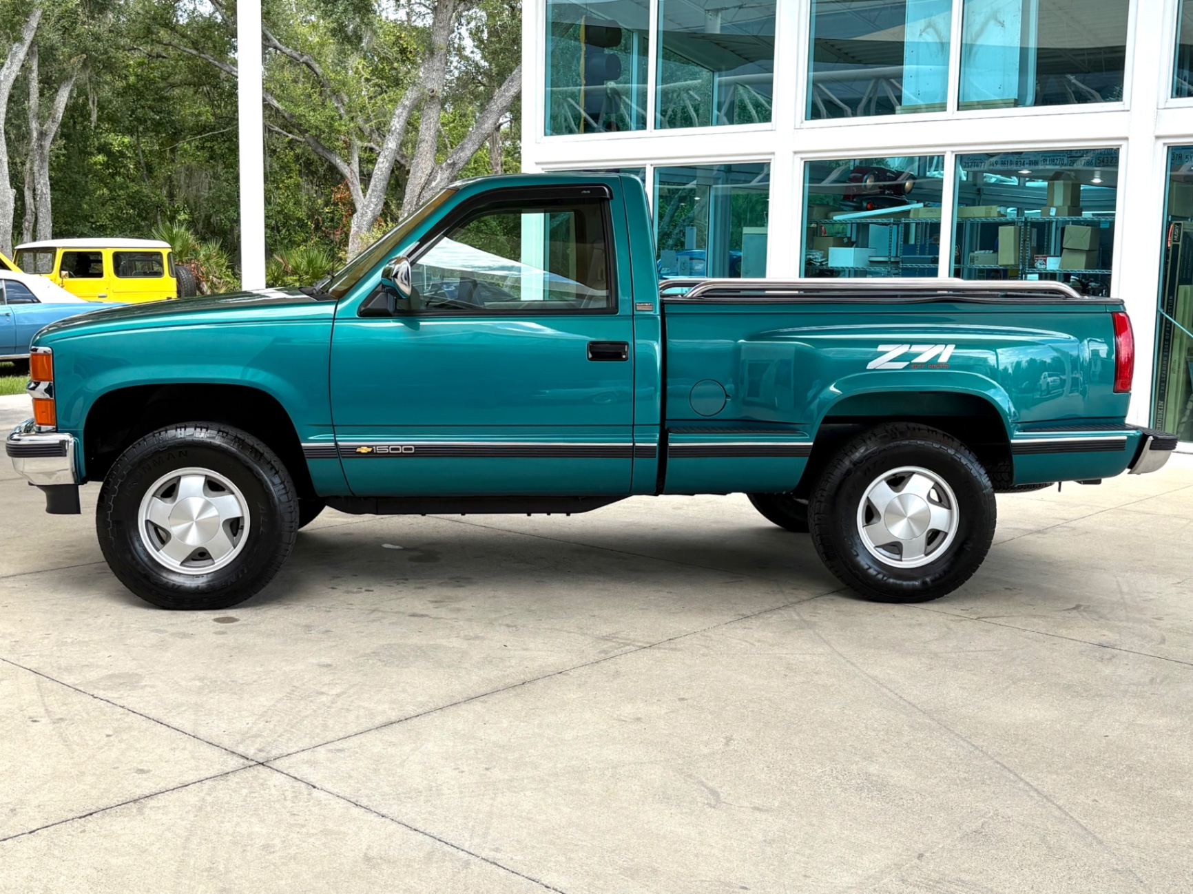 Vehicle photo 10