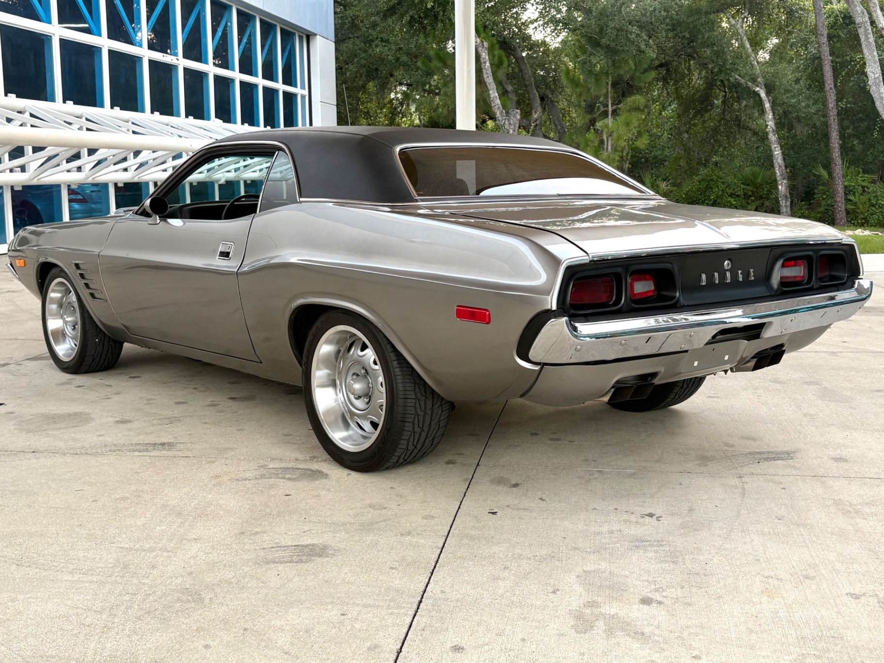 Vehicle photo 13