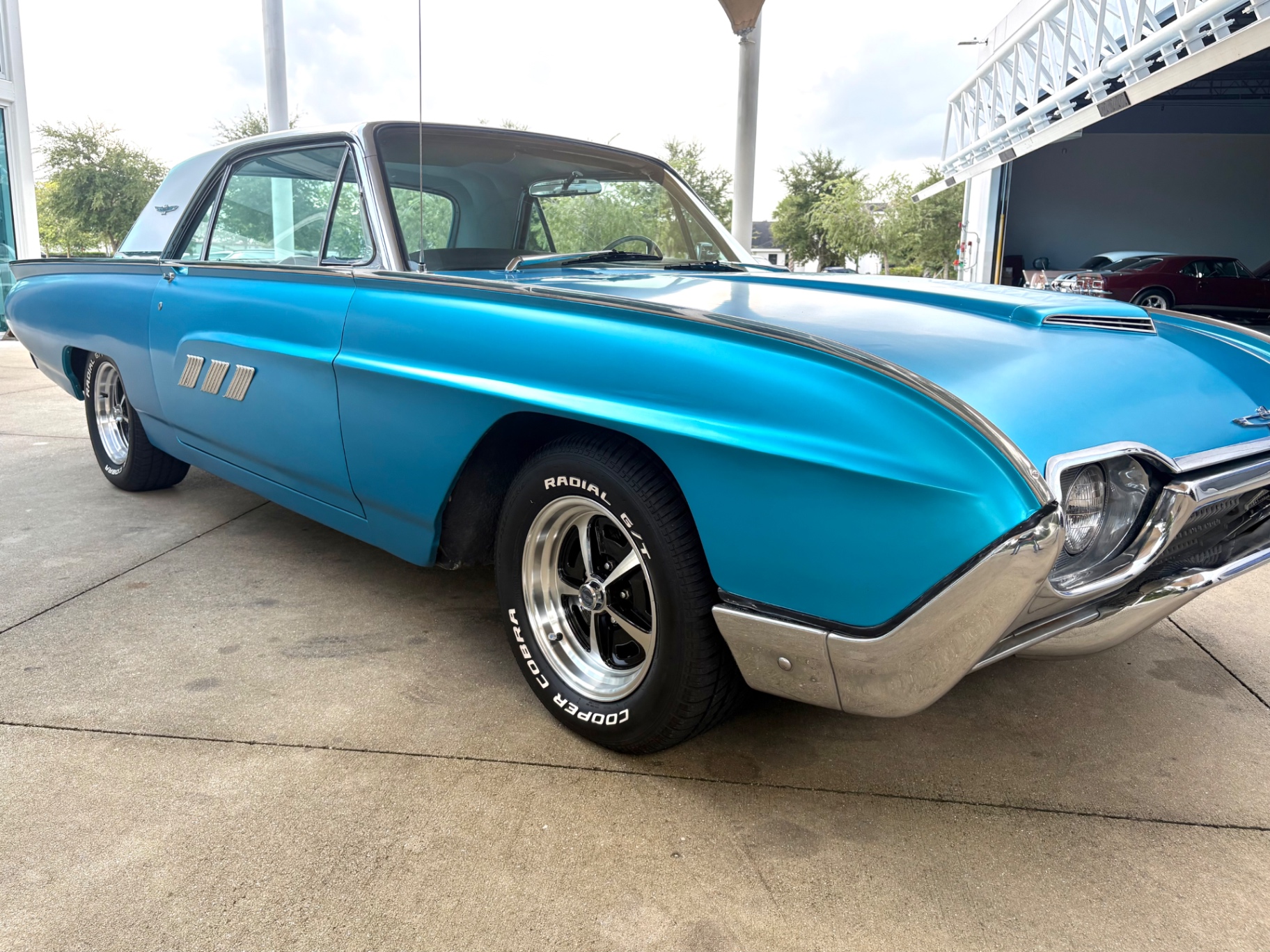 Vehicle photo 19
