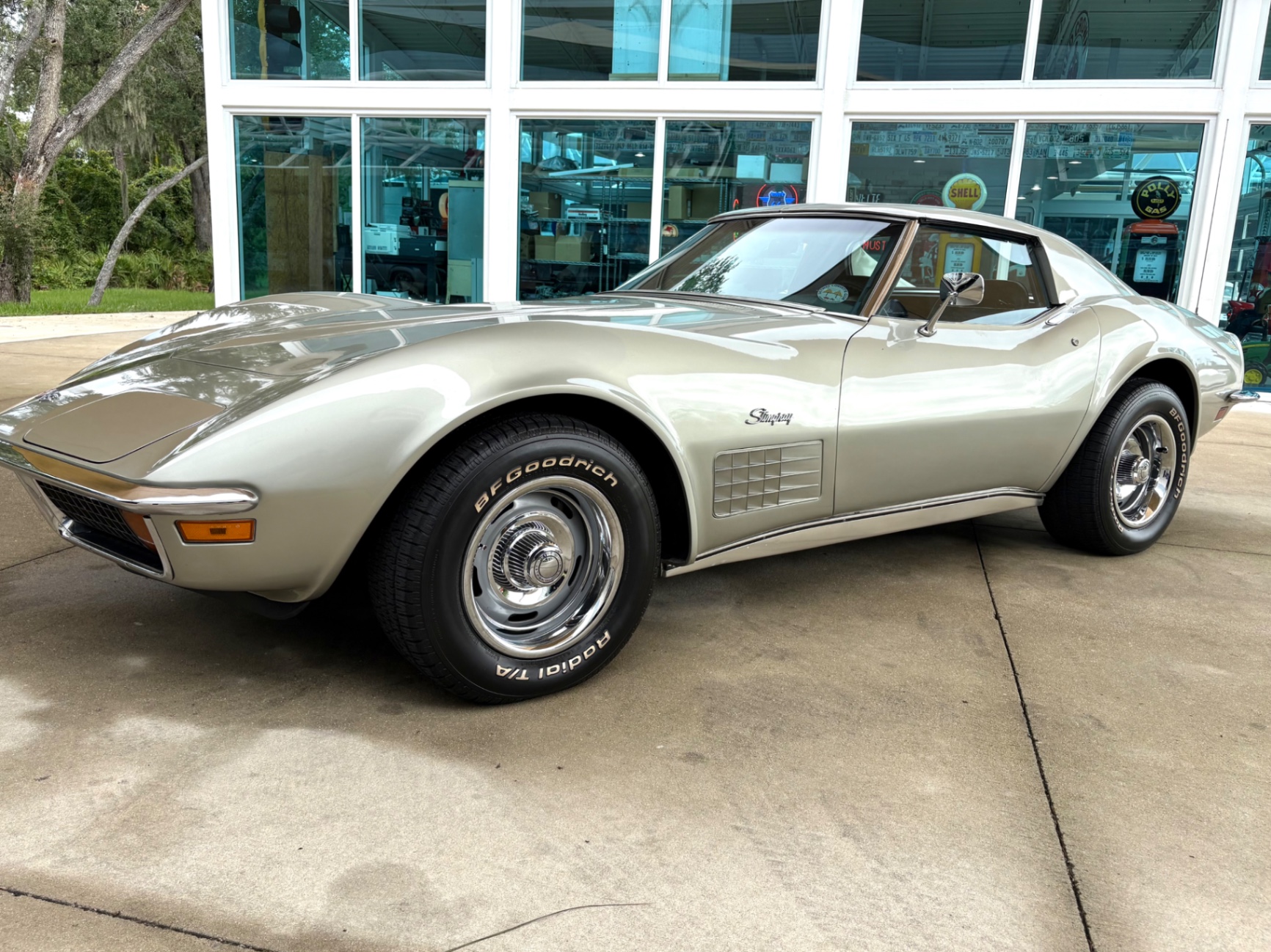 Vehicle photo 13