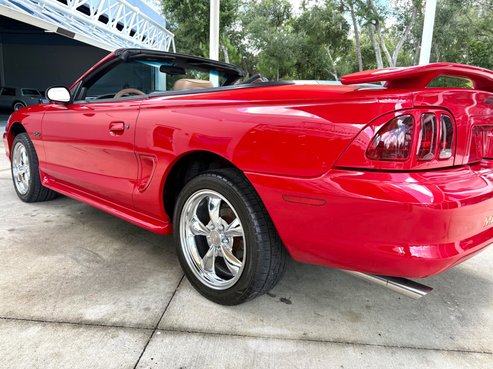 Vehicle photo 15
