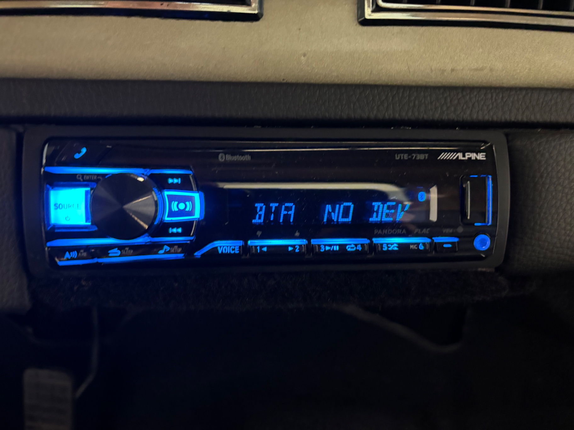 Vehicle photo 23