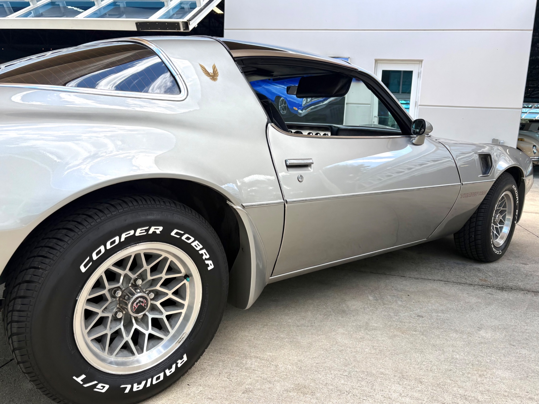 Vehicle photo 17