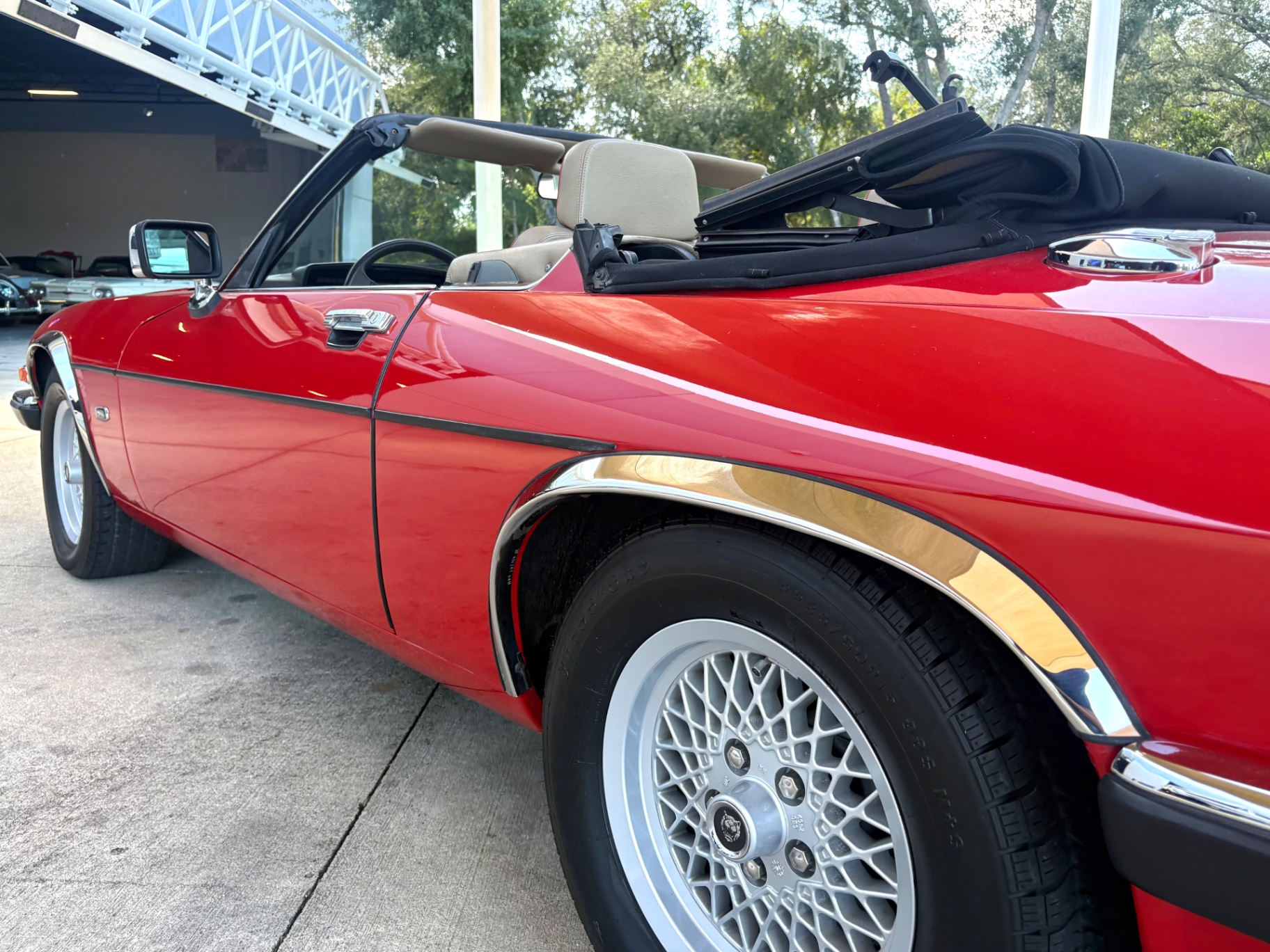 Vehicle photo 14
