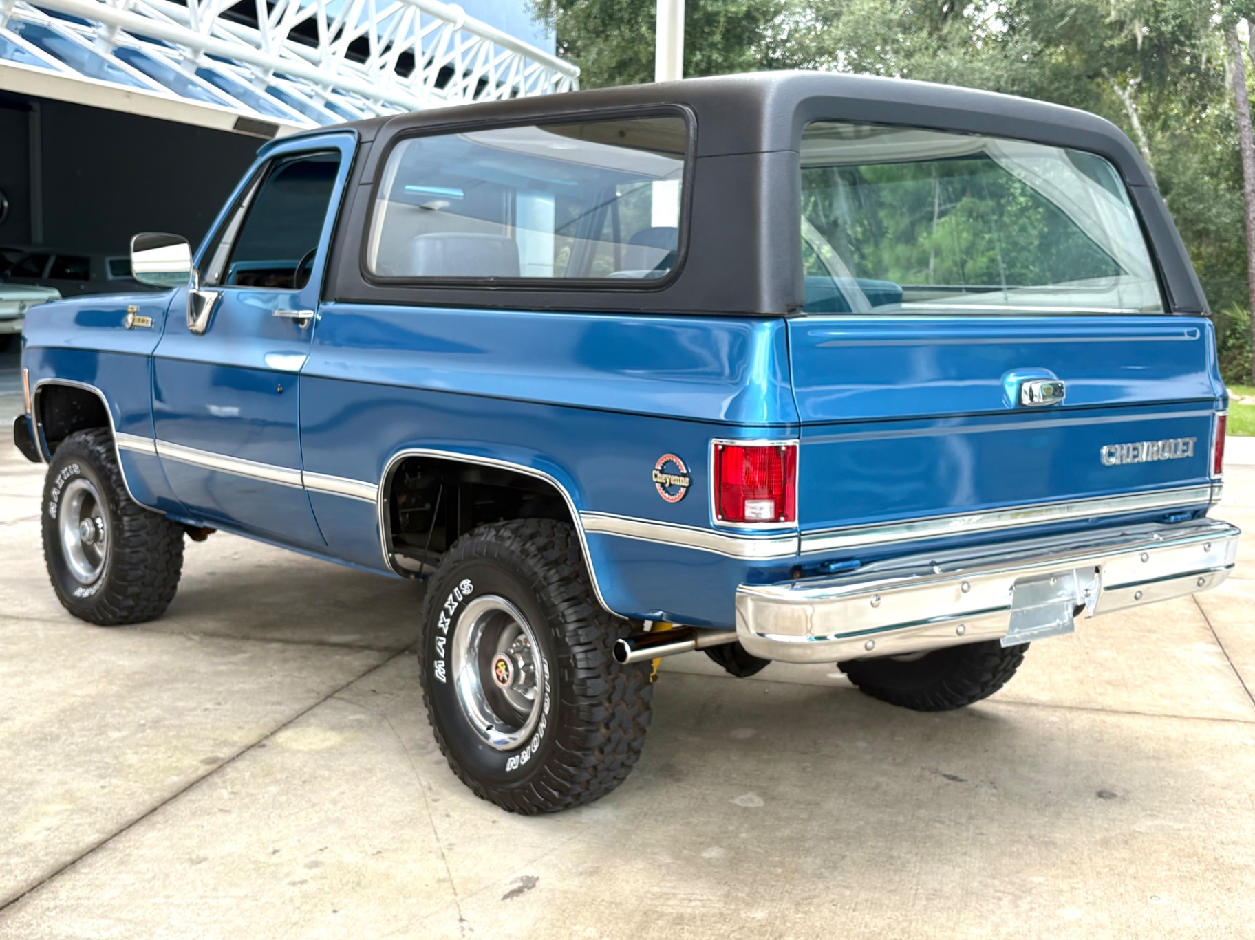 Vehicle photo 8