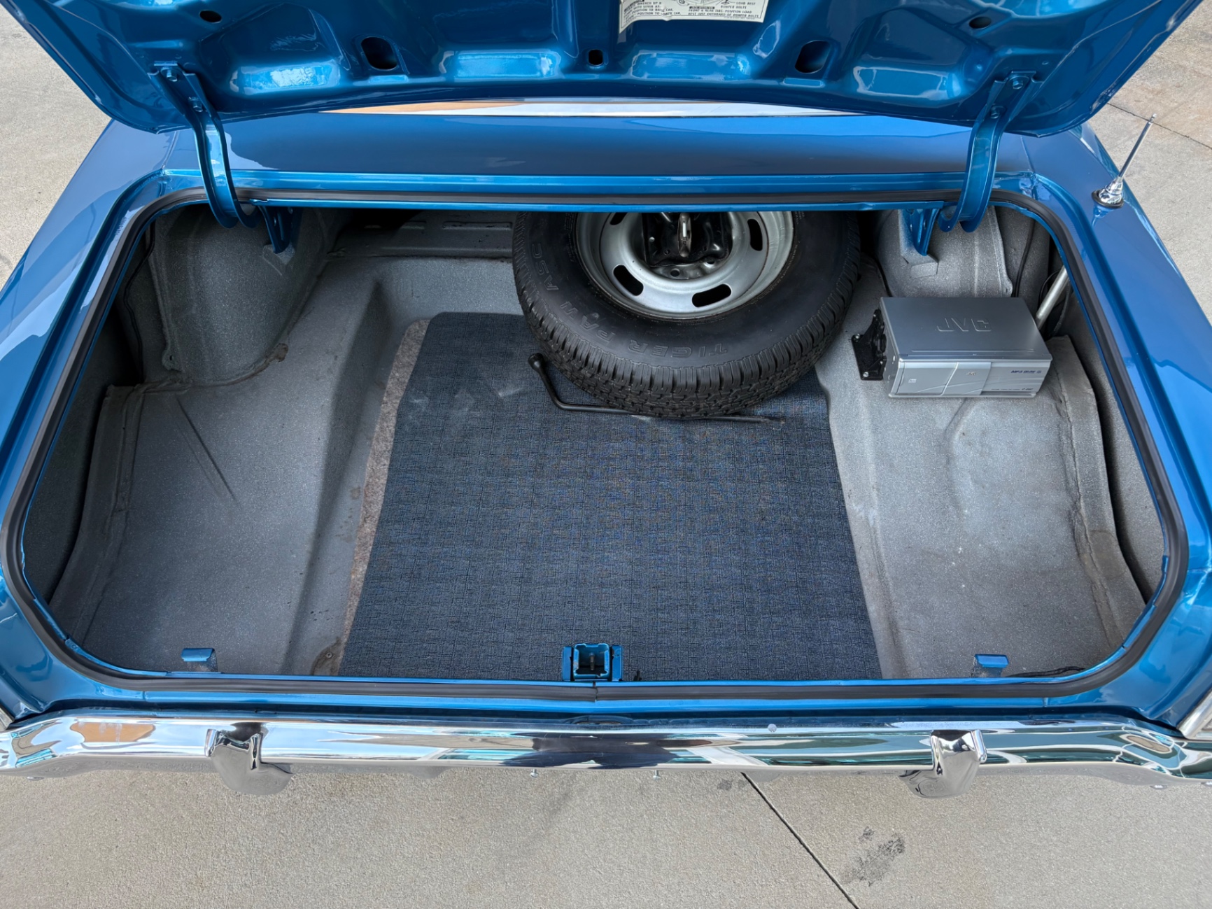 Vehicle photo 7