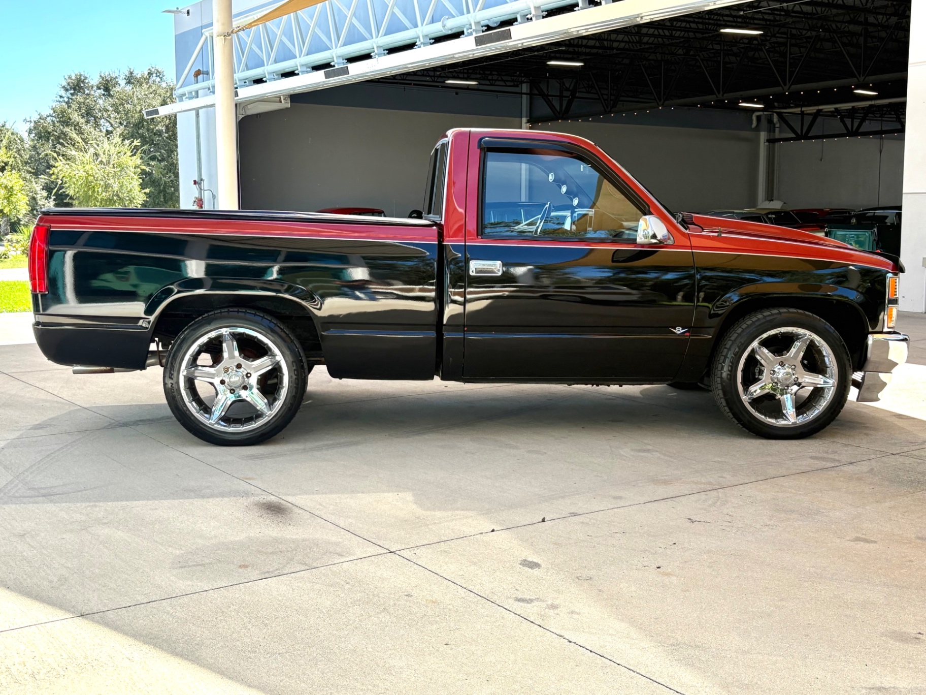 Vehicle photo 4