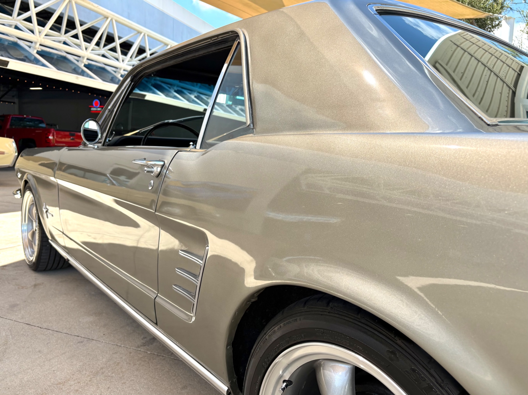 Vehicle photo 14