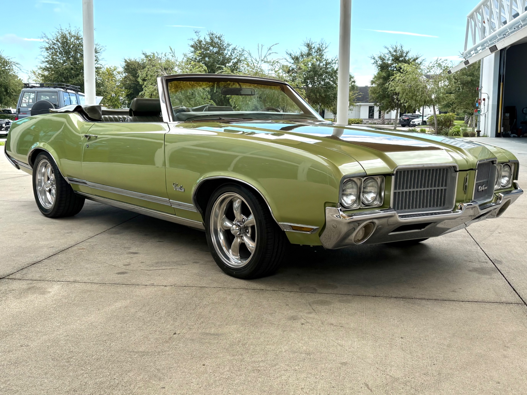 Vehicle photo 4