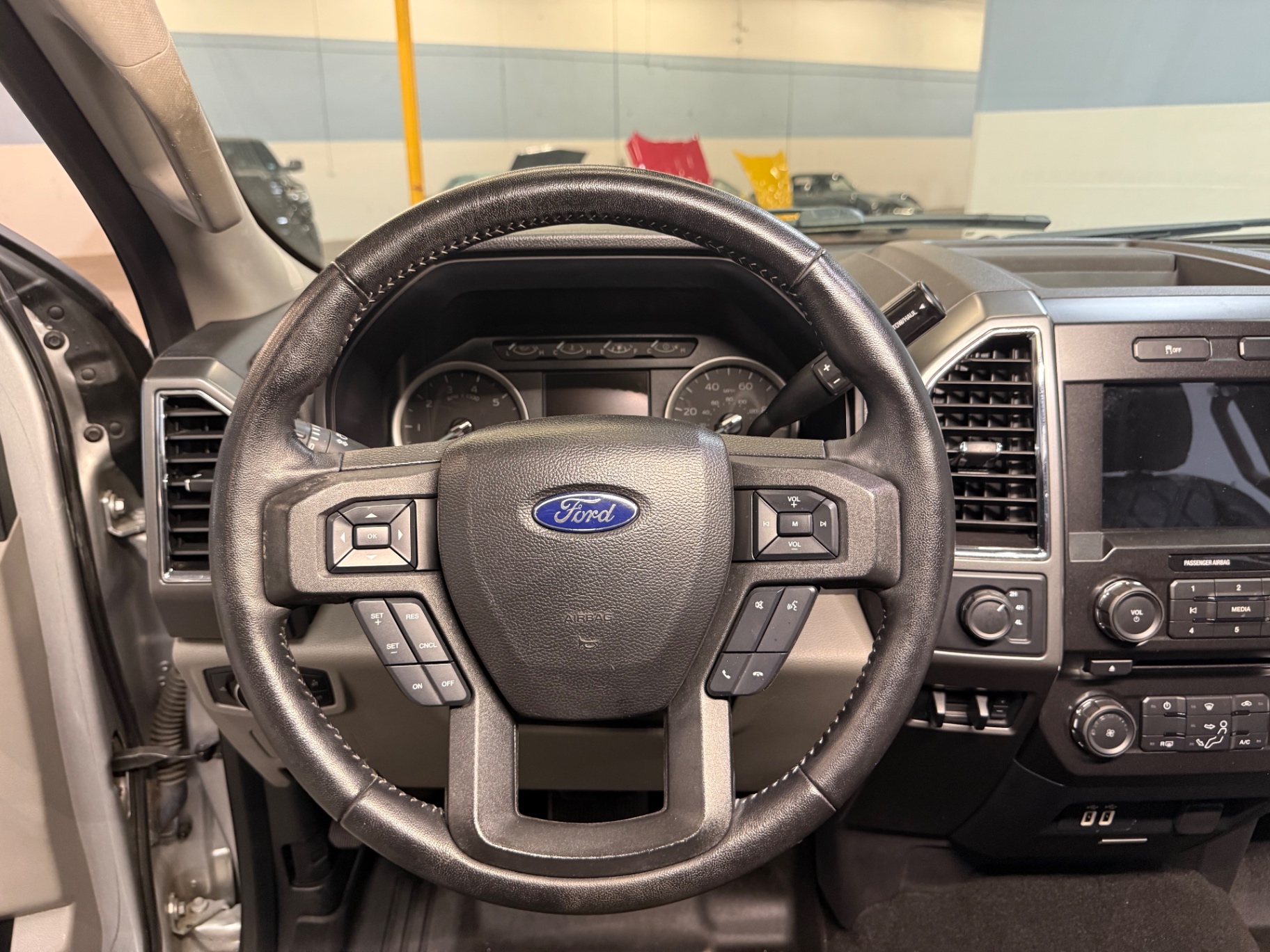 Vehicle photo 29