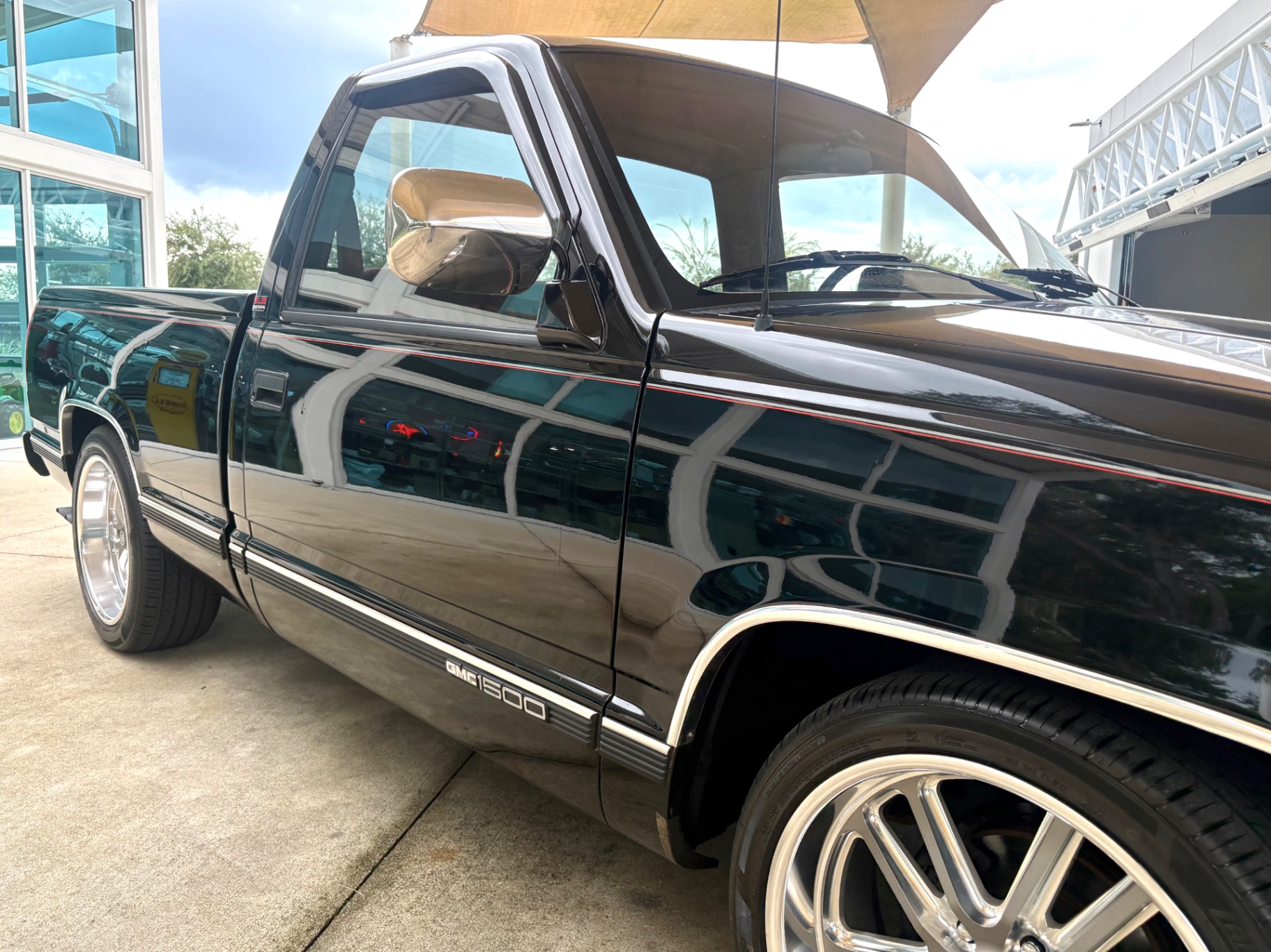 Vehicle photo 18