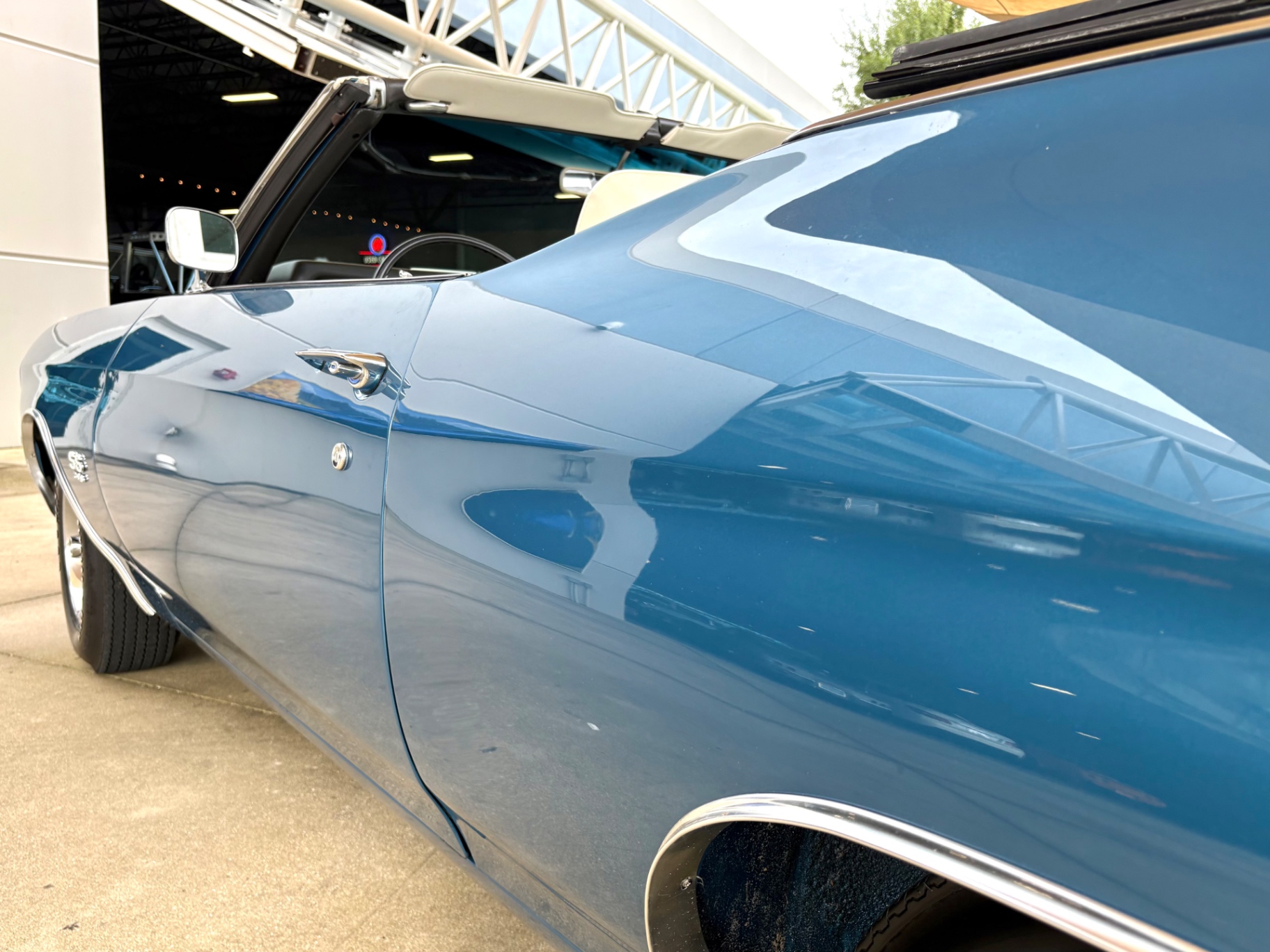 Vehicle photo 12