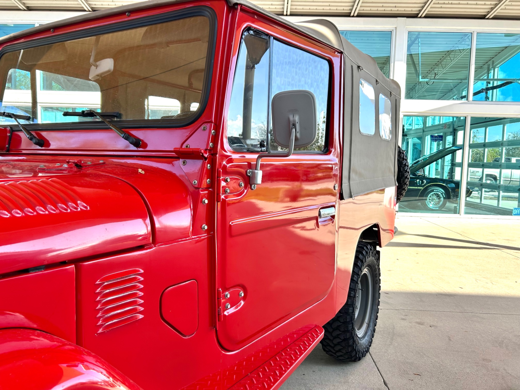 Vehicle photo 14