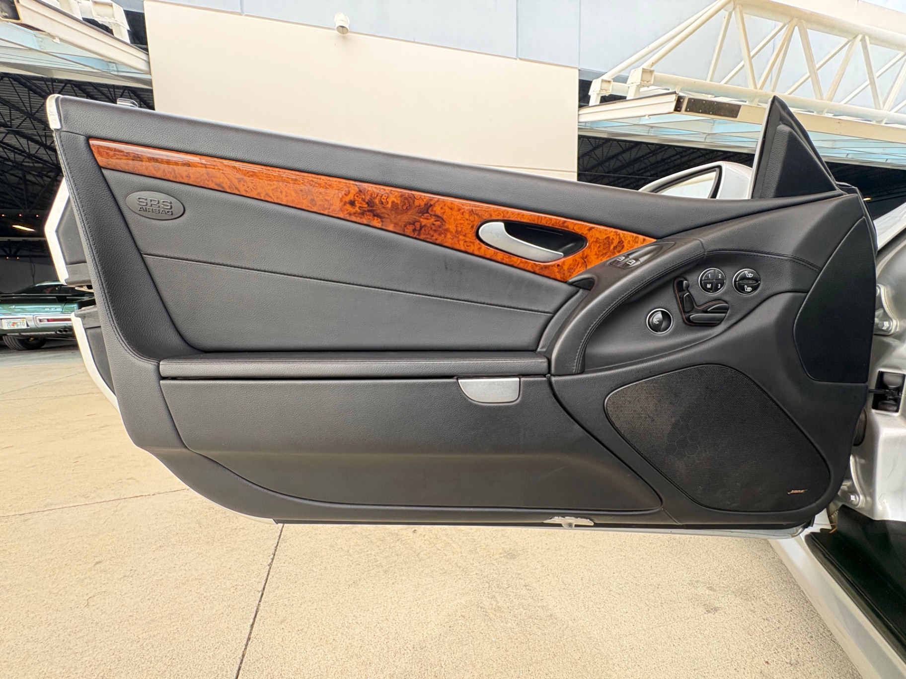Vehicle photo 37
